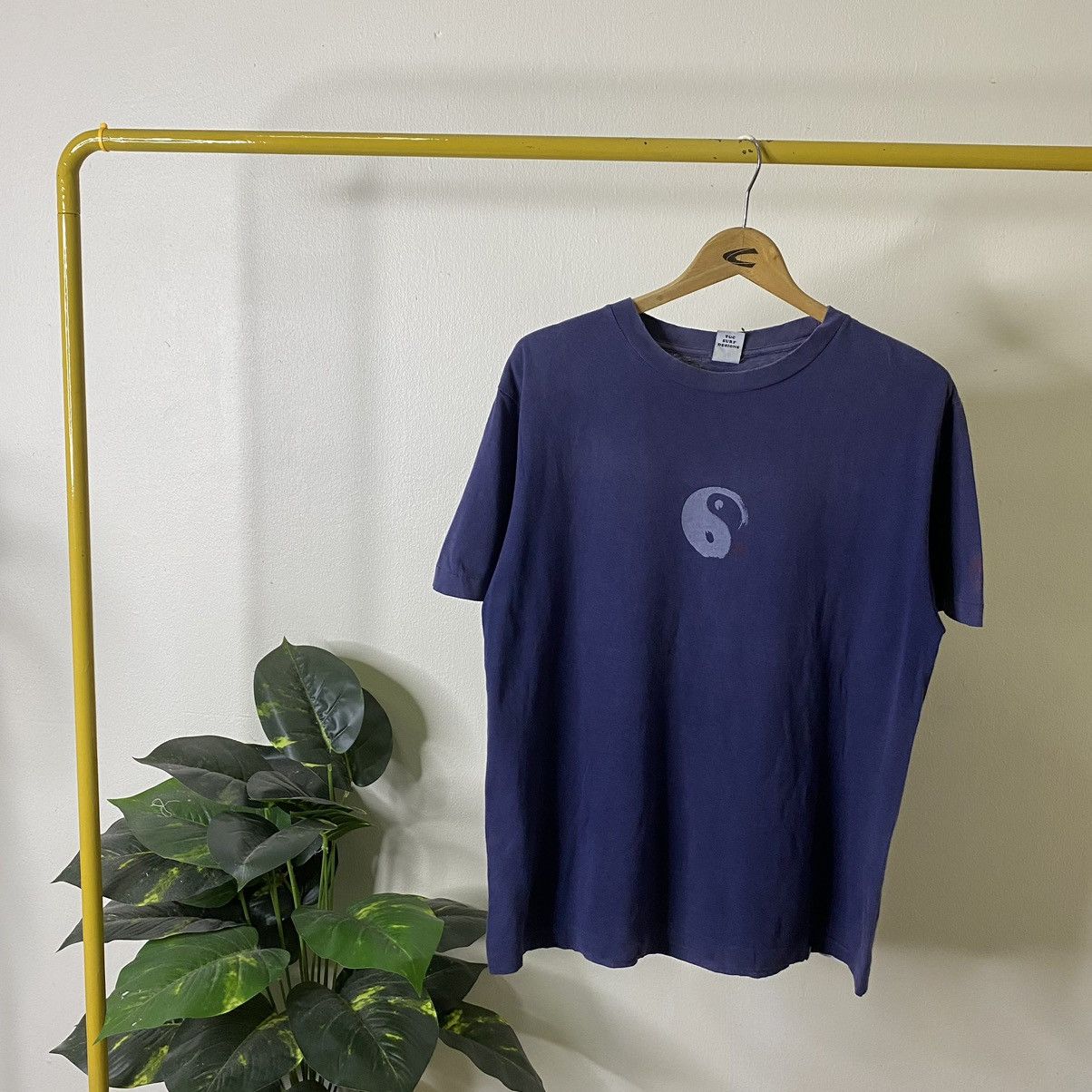 Vintage Vintage Y2K T&C Surf Big Back Ying Yang Logo Surfing Style T Size US L / EU 52-54 / 3 - 5 Thumbnail