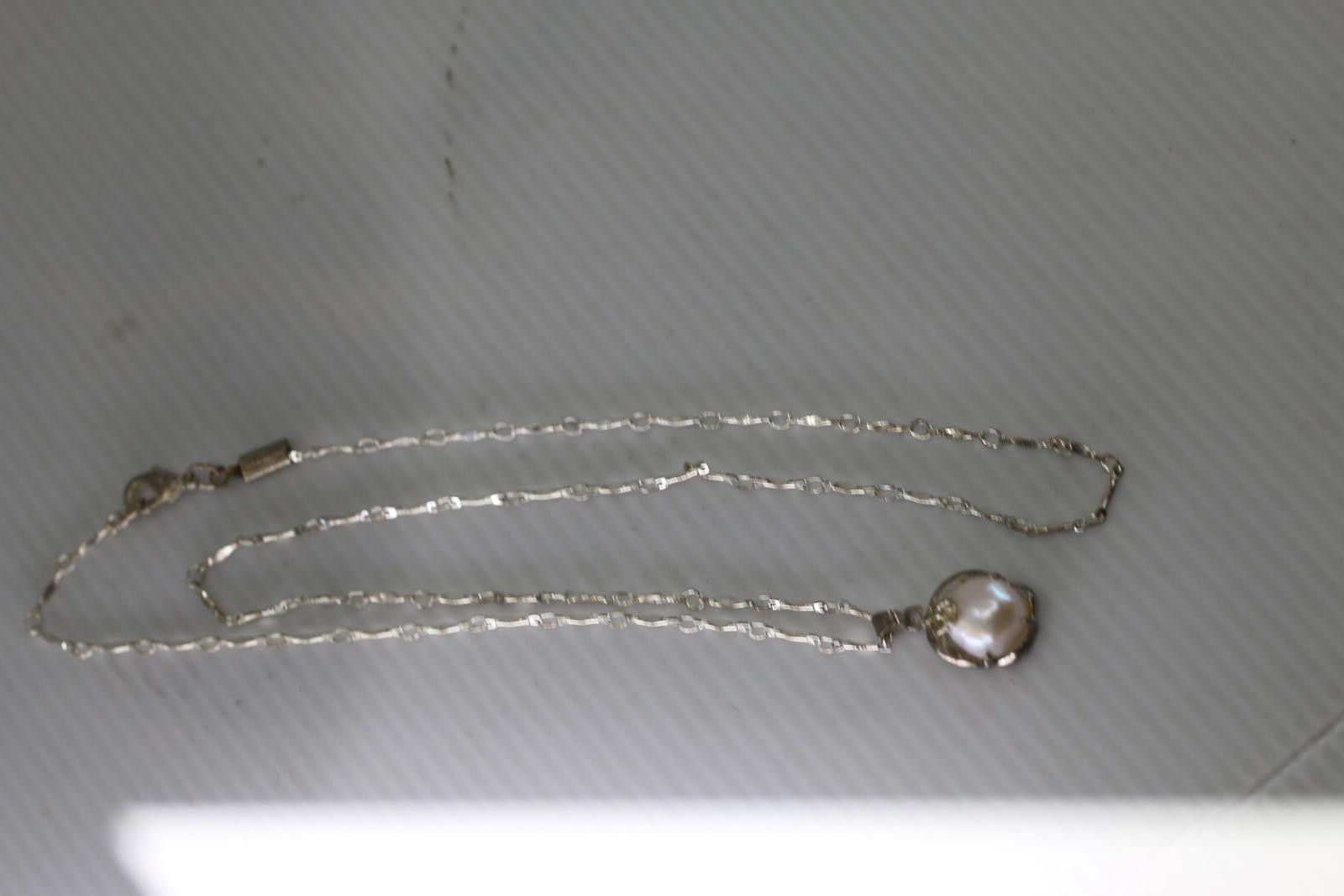 The Unbranded Brand Vintage Silver Tone Pearl Pendant Necklace Single Pearl Size ONE SIZE - 1 Thumbnail