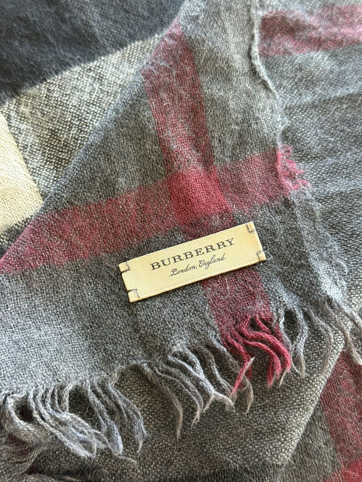 Burberry Burberry Check Cashmere and Wool Lightweight Scarf Size ONE SIZE - 3 Thumbnail