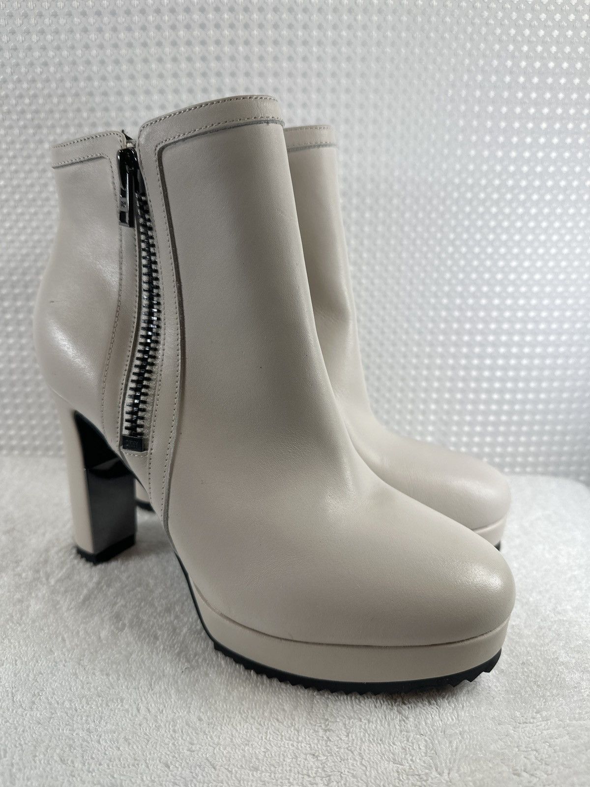 DKNY DKNY womens Transitional Liana - Platform Boo Boot Size US 8.5 / IT 38.5 - 2 Thumbnail