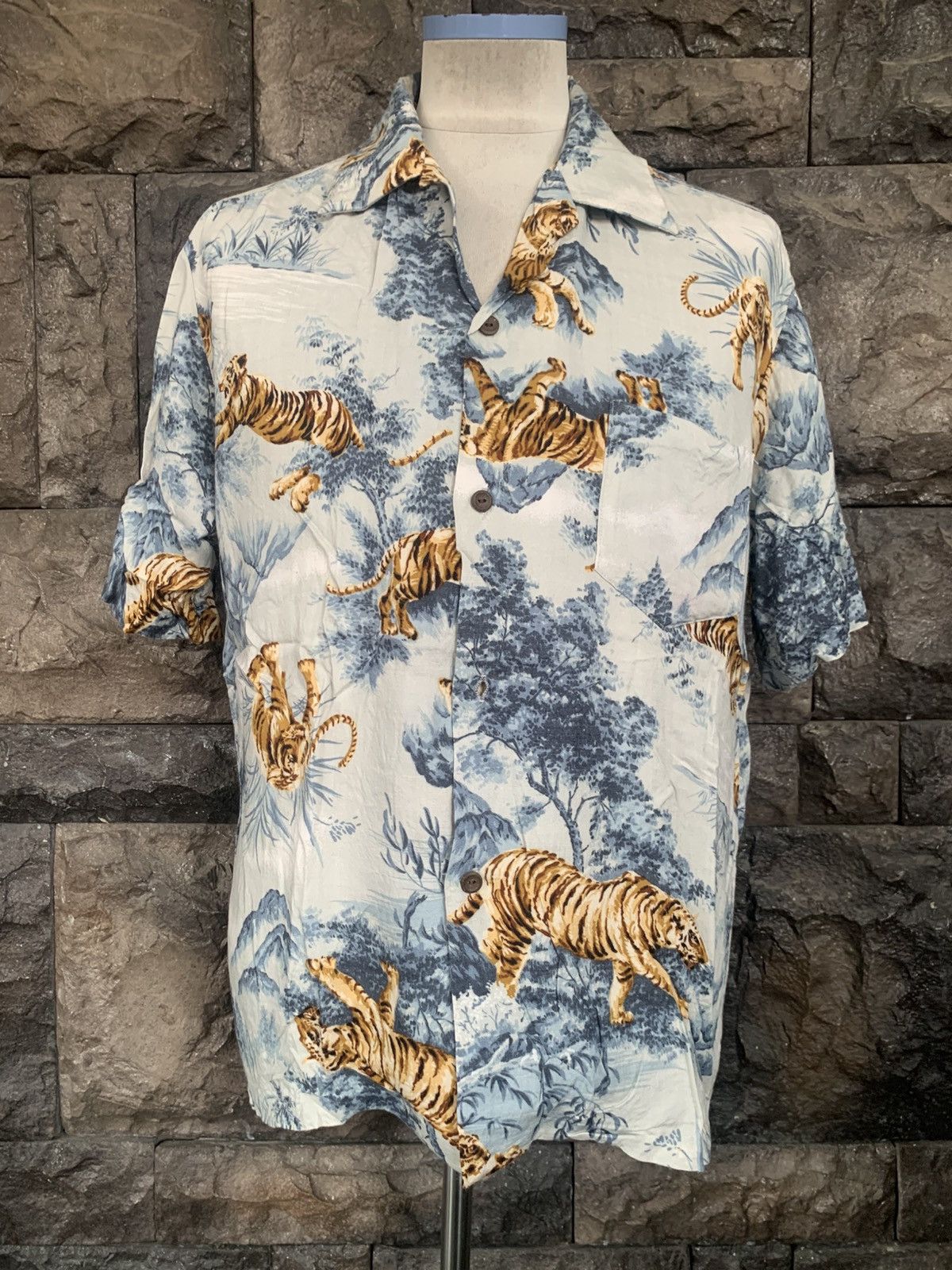 Vintage Vintage 90s Malihini Hawaii Tigers Rayon Shirt Size US M / EU 48-50 / 2 - 1 Thumbnail