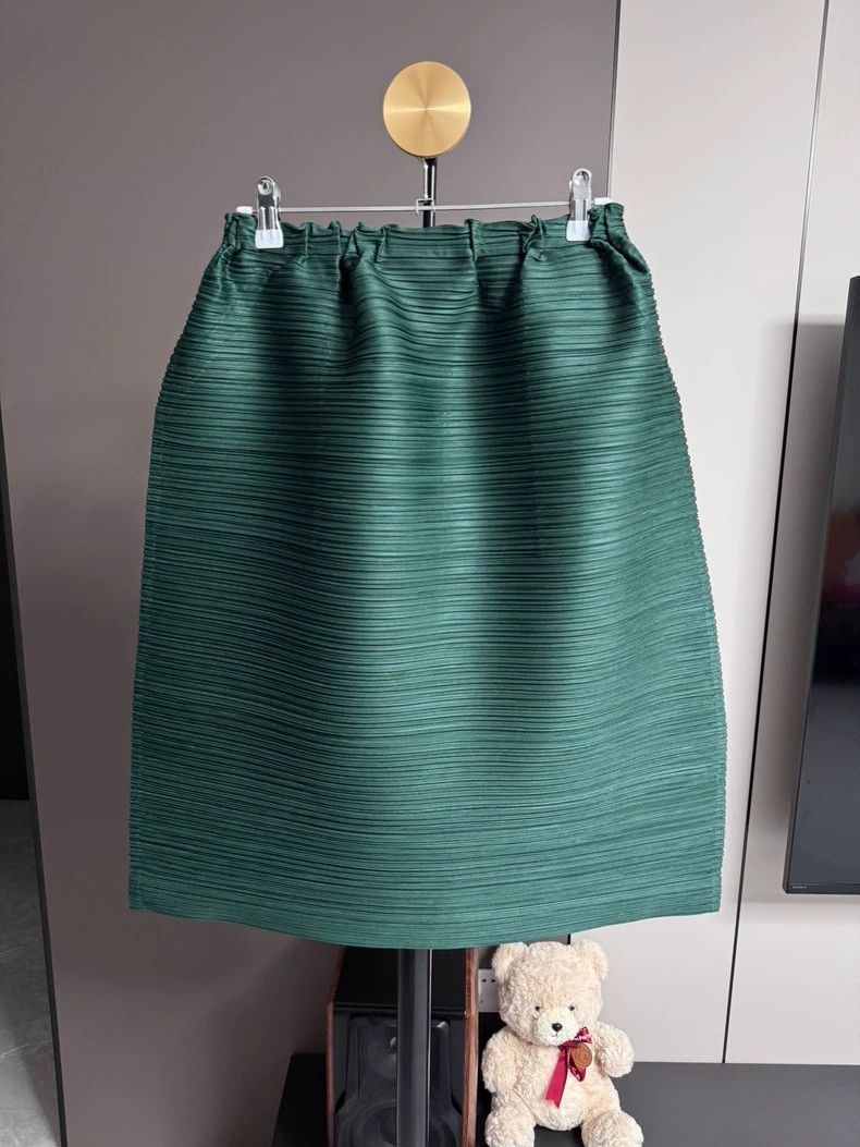 Issey Miyake Issey Miyake size:3 Green horizontal striped skirt Size 22" - 2 Thumbnail