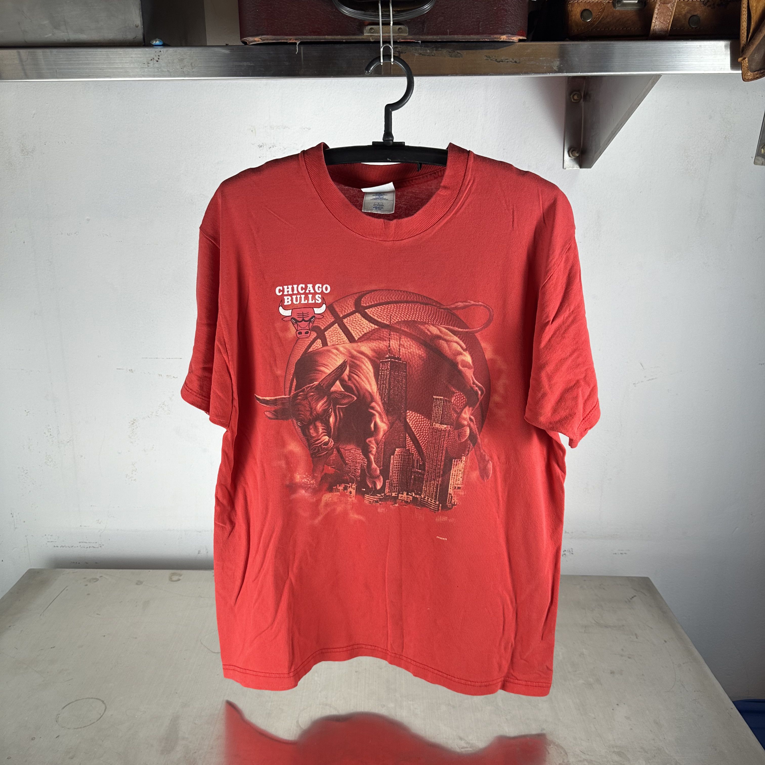Vintage Vintage 90s Chicago Bulls NBA Basketball Graphic T-Shirt Size US L / EU 52-54 / 3 - 1 Thumbnail