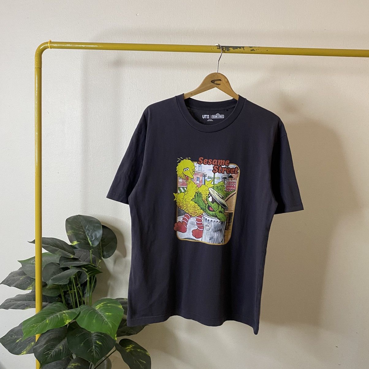 Uniqlo Uniqlo UT x Sesame Street Collaboration Dark Grey T Shirt Size US M / EU 48-50 / 2 - 1 Thumbnail