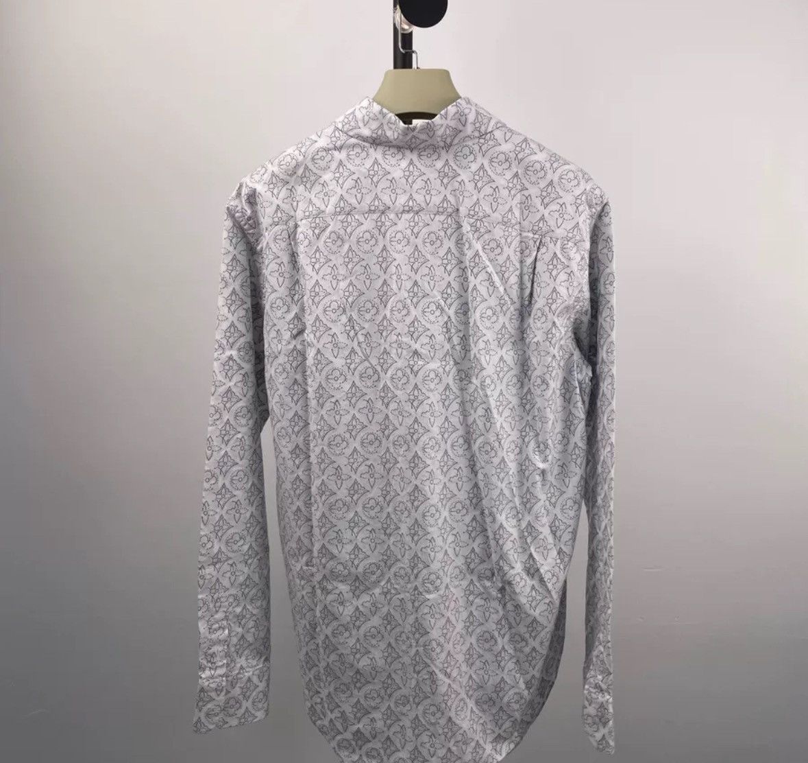Louis Vuitton Louis Vuitton Grey and white embroidered shirt logo shirt Size US XL / EU 56 / 4 - 4 Thumbnail