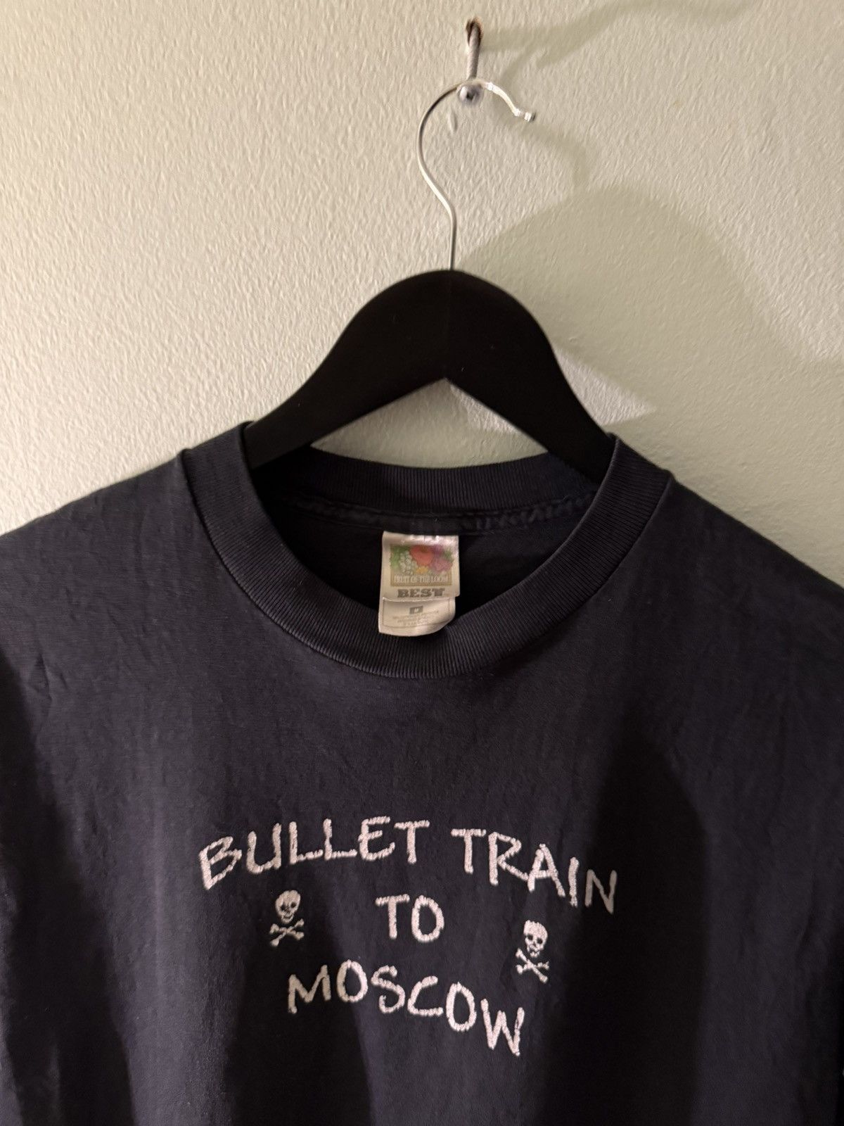 Fruit Of The Loom Vintage 00s bullet train to Moscow tee Size US M / EU 48-50 / 2 - 2 Thumbnail