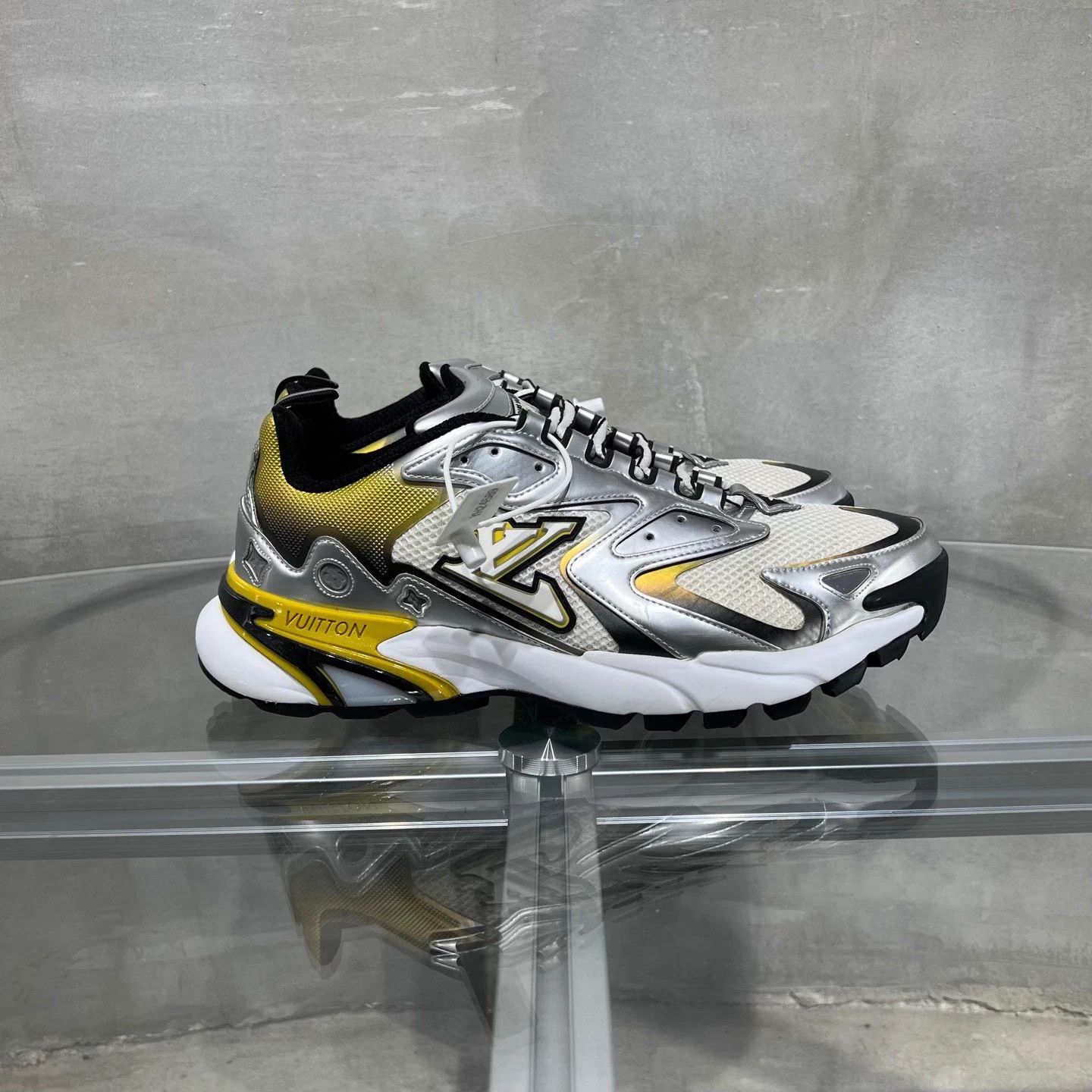 Louis Vuitton LV Runner Silver/White Sneakers UK7 (41) Size US 8 / EU 41 - 4 Thumbnail