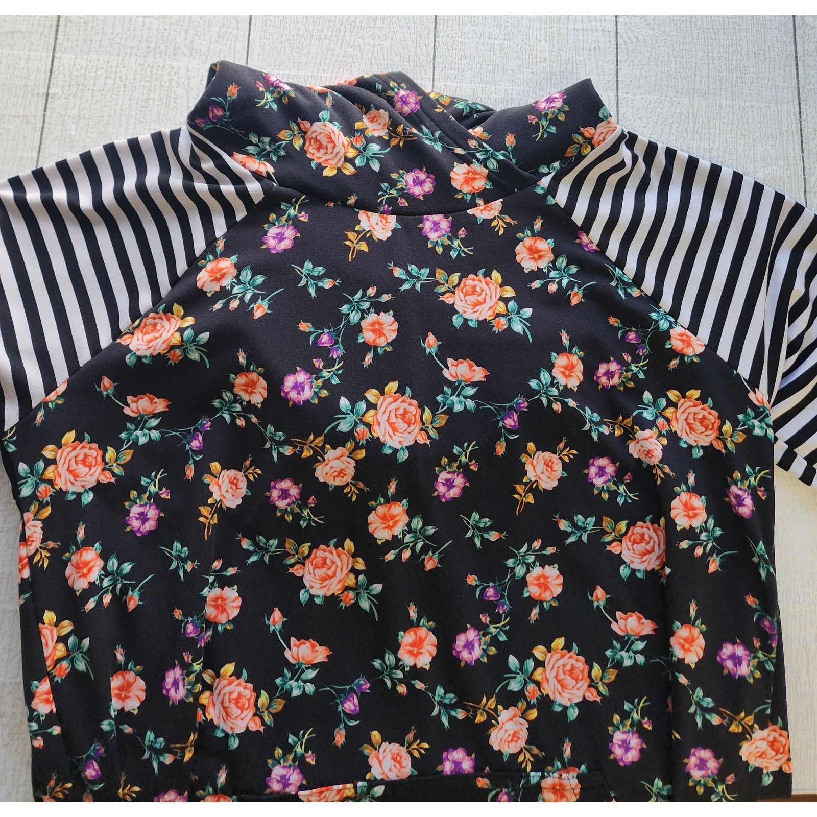 Other LuLaRoe Amber Floral Hoodie Black White Striped Sleeves Med Size M / US 6-8 / IT 42-44 - 5 Thumbnail