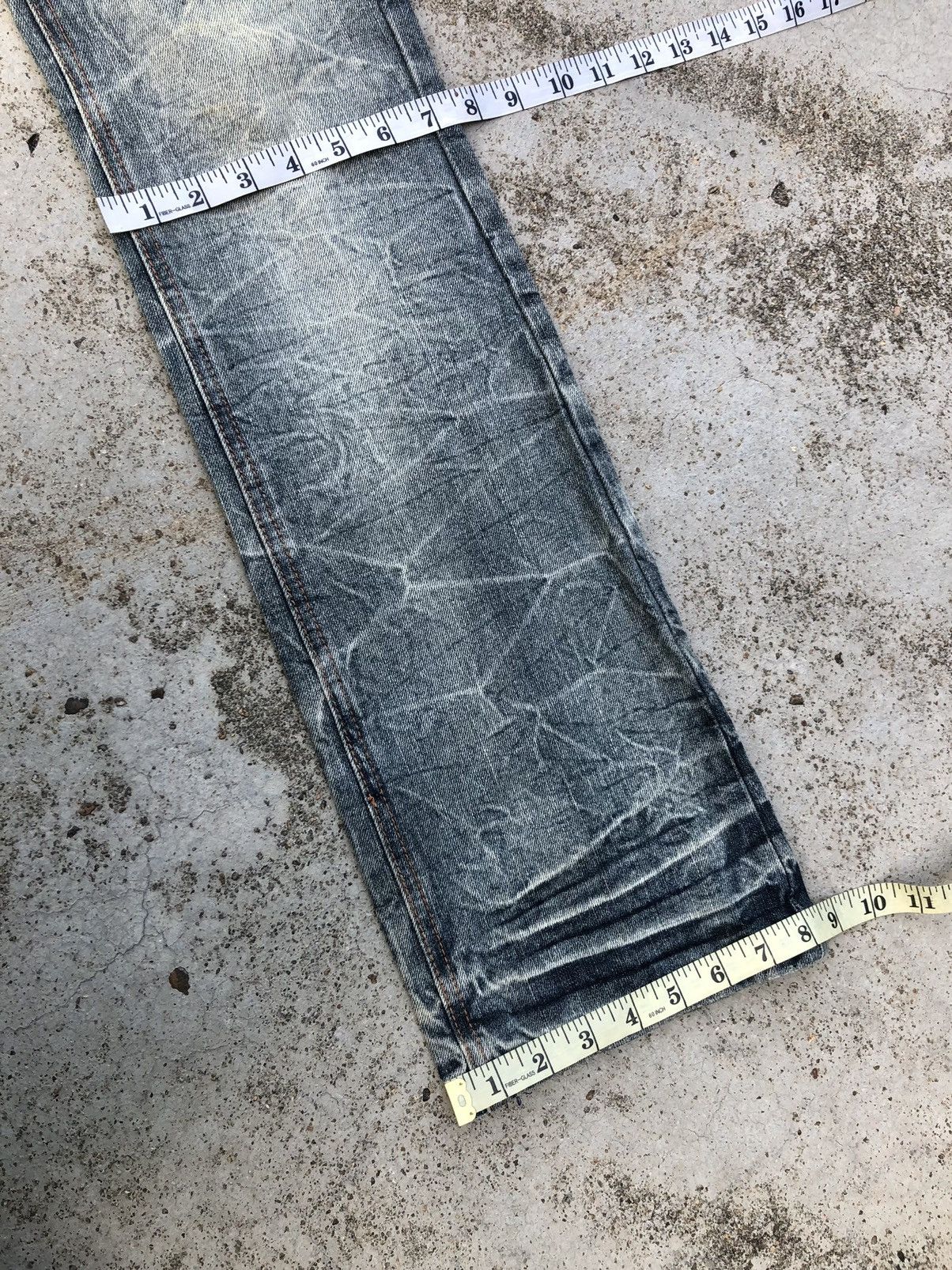 FLARED LOWBOX DISTRESSED JEANS