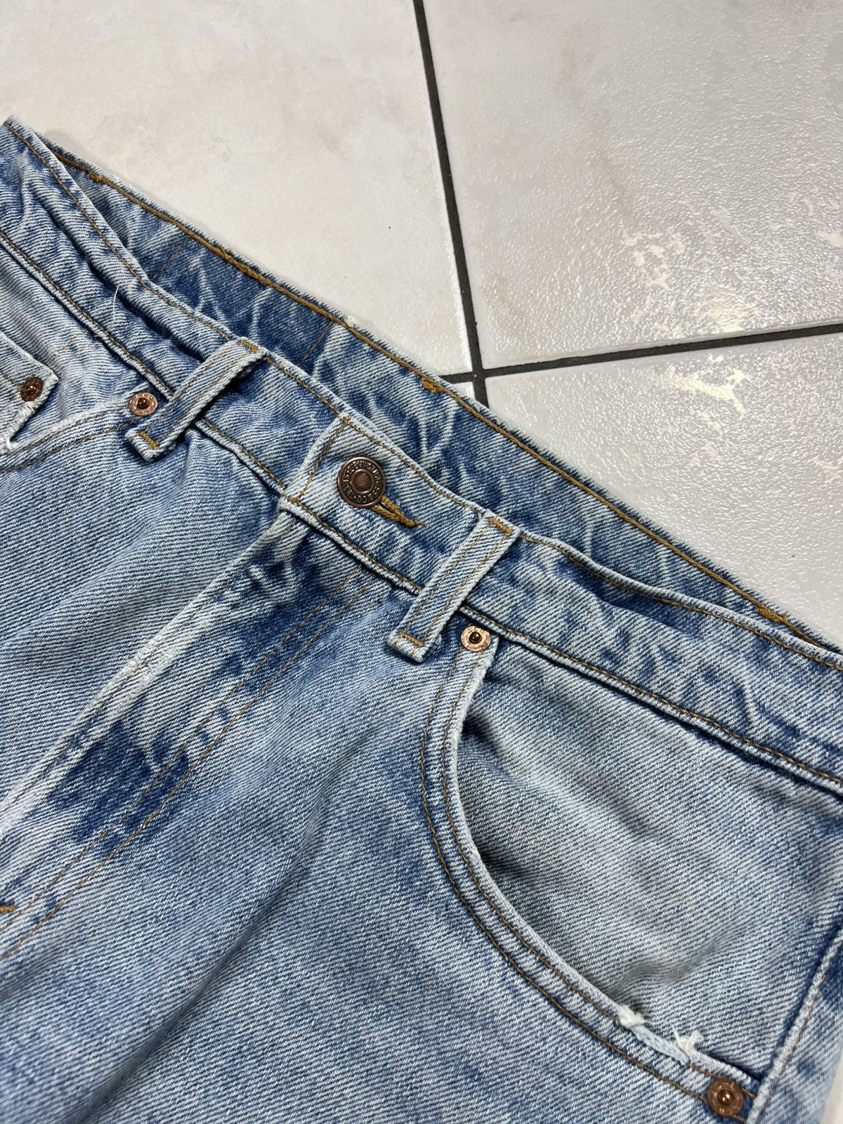 Levi's Vintage 90s Levi’s 550 light blue washed distressed jeans Size US 33 - 13 Thumbnail