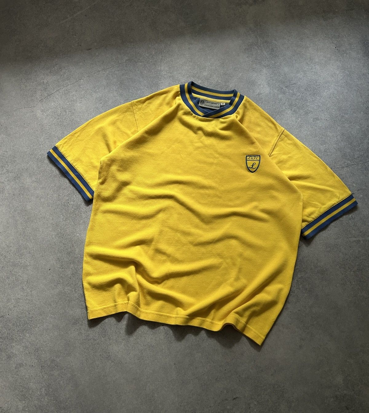 Vintage Vintage Leeds United official soccer jersey mens Size US M / EU 48-50 / 2 - 1 Thumbnail