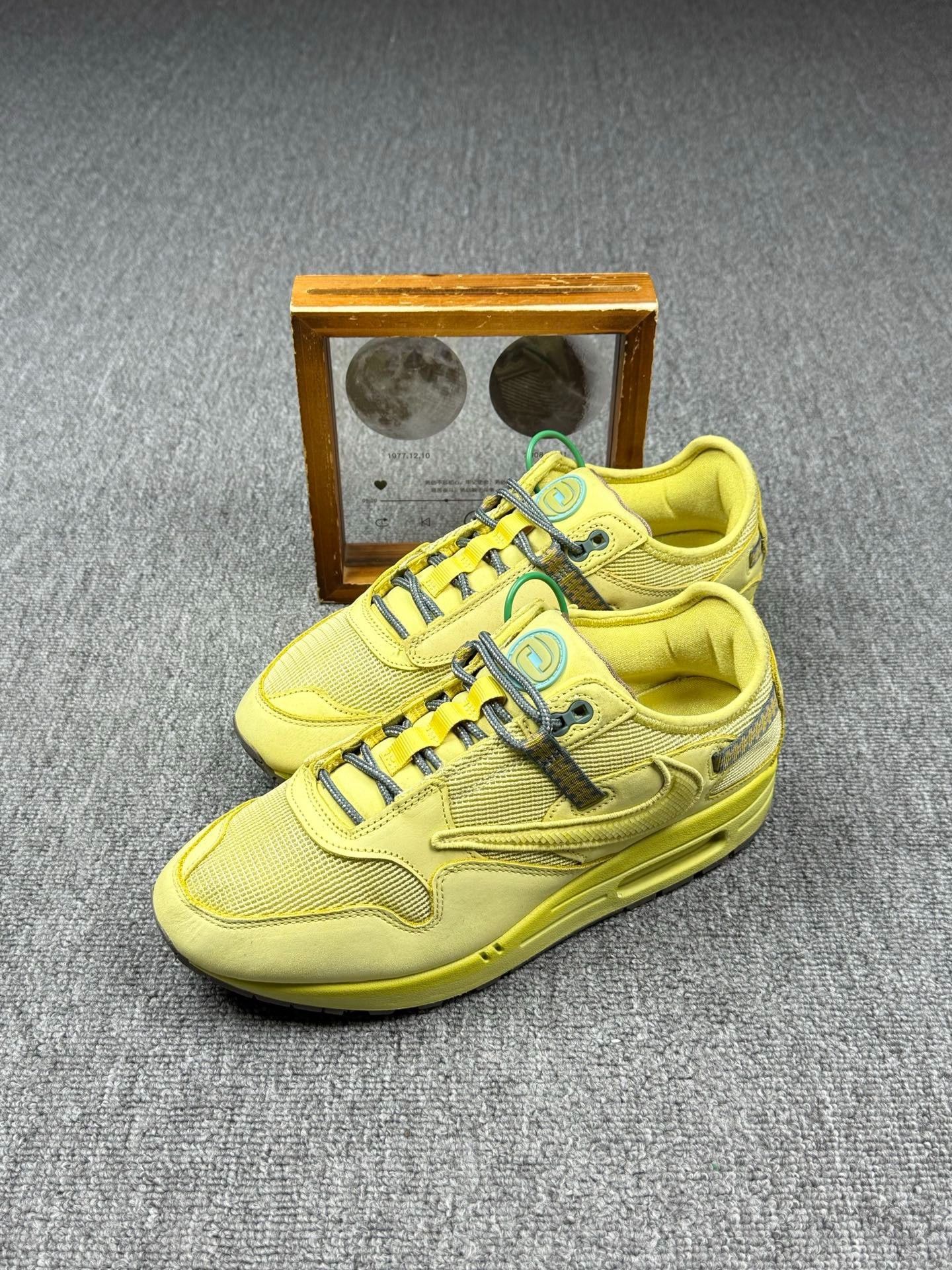 Nike Nike Gold Lowtop Sneakers 9 Men Size US 9 / EU 42 - 1 Thumbnail