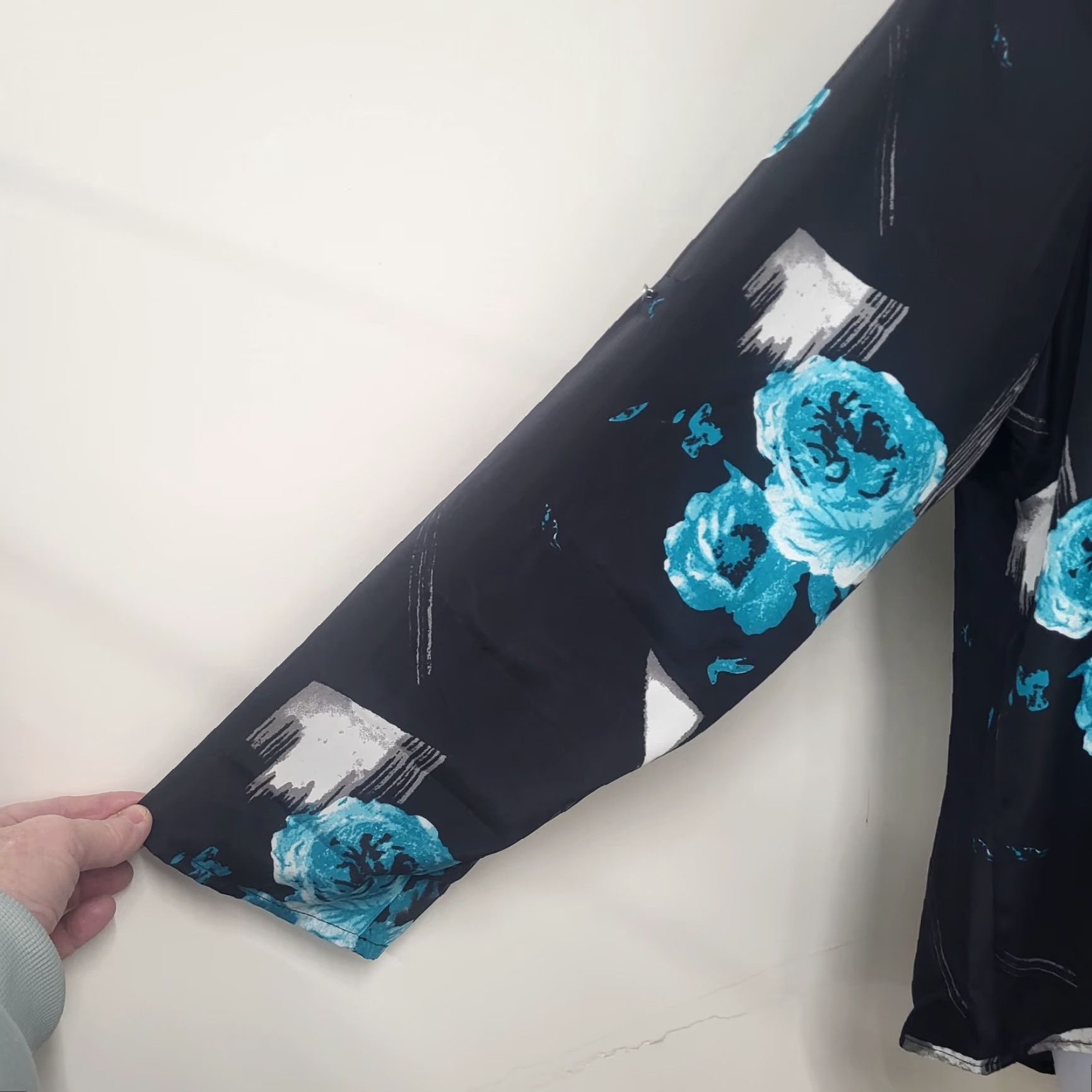 Vintage Larry Levine Blouse Women's XL Black Blue Floral Keyhole Neckline Preppy Tunic, Long Sleeve, Polyester, Regular Fit Size XL / US 12-14 / IT 48-50 - 6 Thumbnail