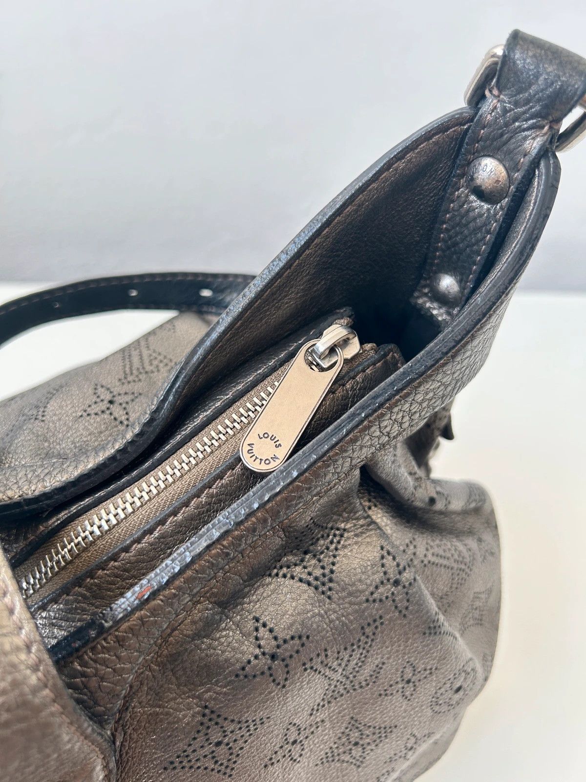Louis Vuitton Louis Vuitton Argent Monogram Mahina handbag Size ONE SIZE - 16 Thumbnail
