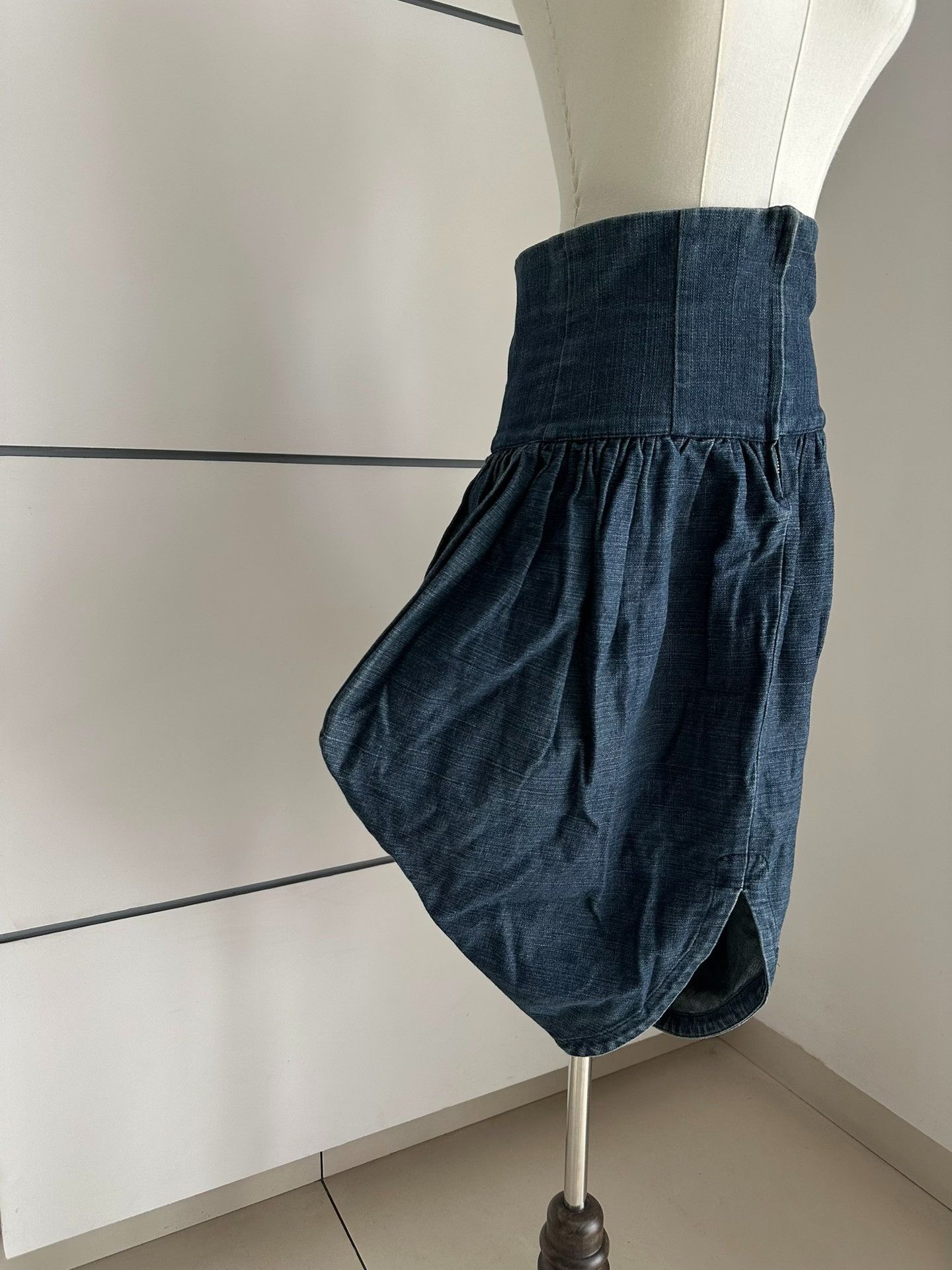 Hussein Chalayan HUSSEIN CHALAYAN SIZE42 Cocoon-shaped denim short skirt| Size 41" - 2 Thumbnail