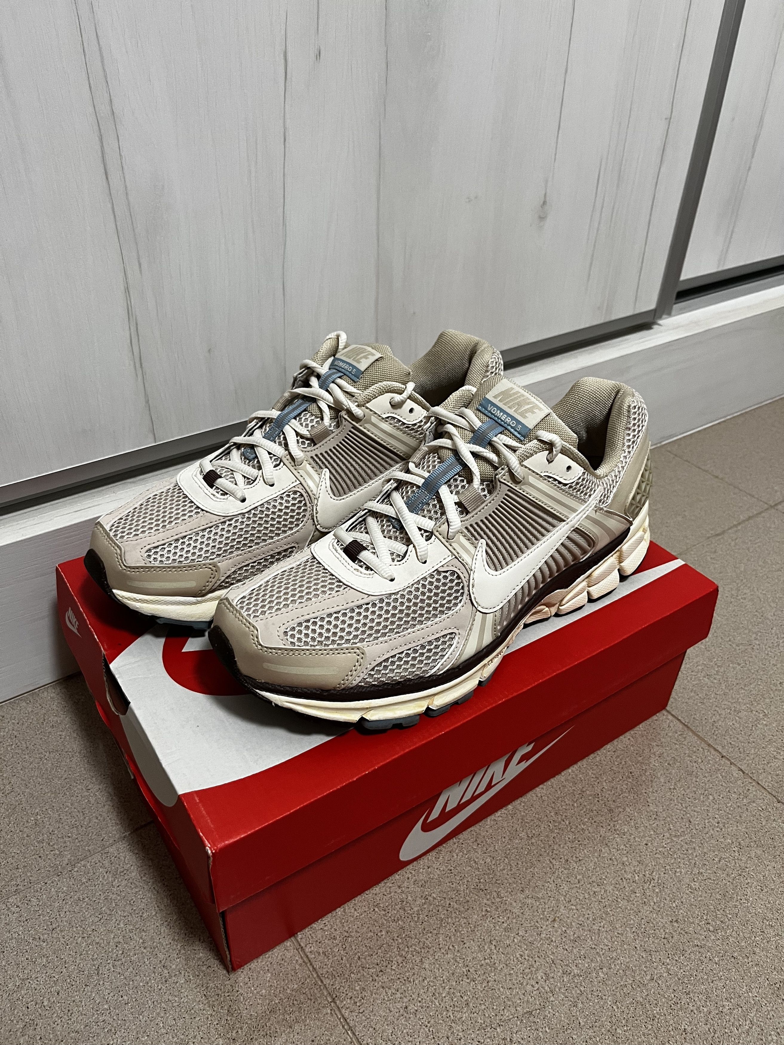 Nike Nike Zoom Vomero 5 Oatmeal Size US 11.5 / EU 44-45 - 2 Thumbnail