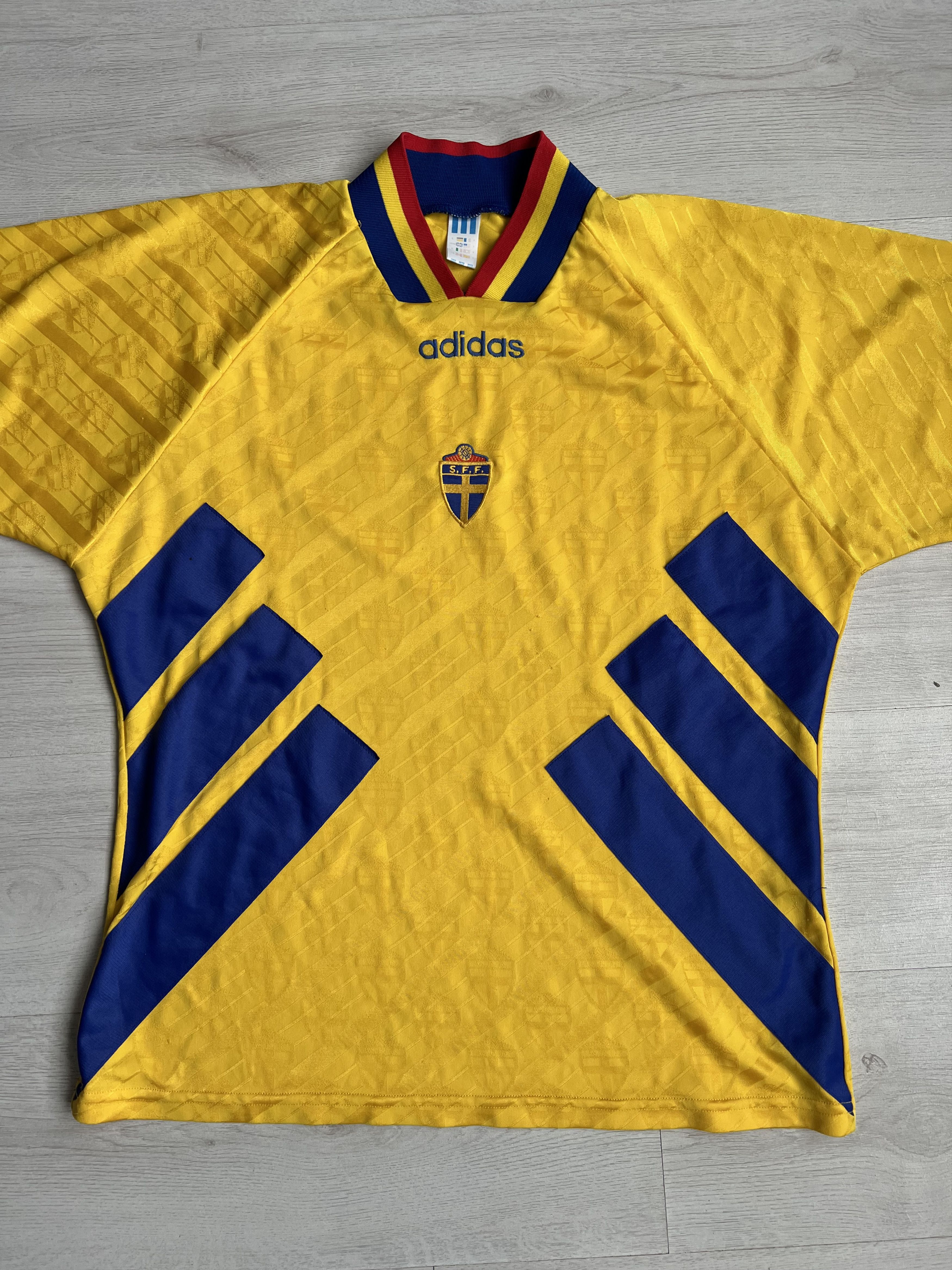 Adidas Sweden Adidas Home Shirt 1994-96 Vintage Size US L / EU 52-54 / 3 - 2 Thumbnail