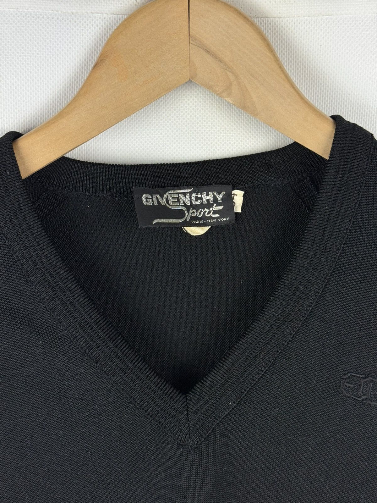 Givenchy Givenchy Vintage Ladies V-Neck Lightweight Sweater Pullover Size XS / US 0-2 / IT 36-38 - 8 Thumbnail