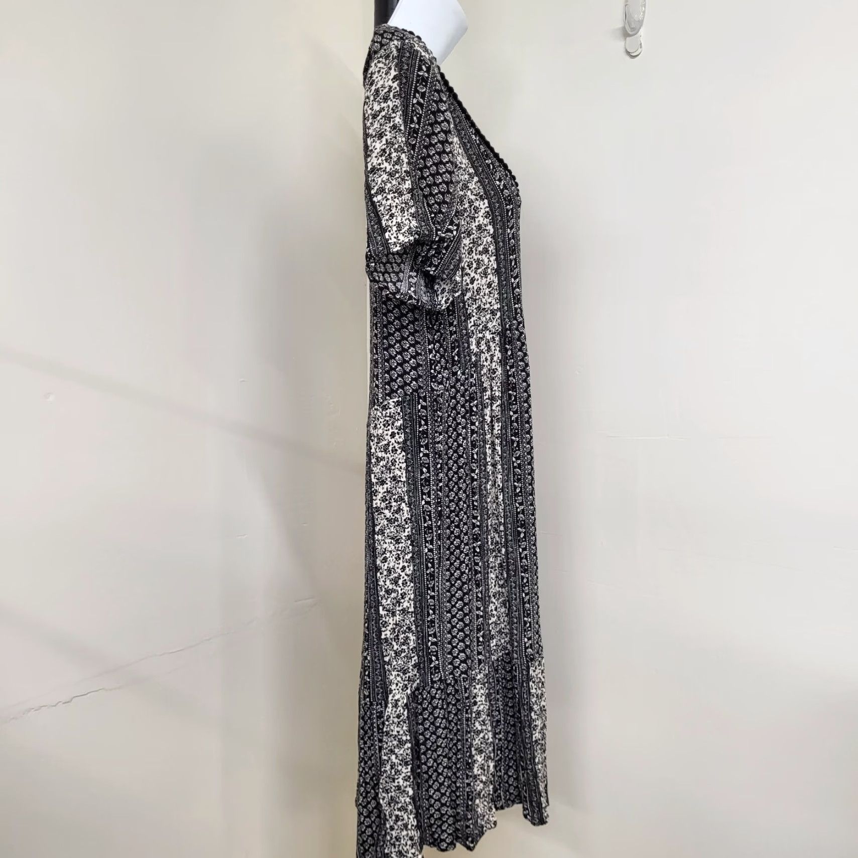 Vintage Knox Rose Dress Women's Black A-Line V-Neck Ruffle Boho Cottagecore Medallion Knit Rayon Knee Length Size M / US 6-8 / IT 42-44 - 6 Thumbnail