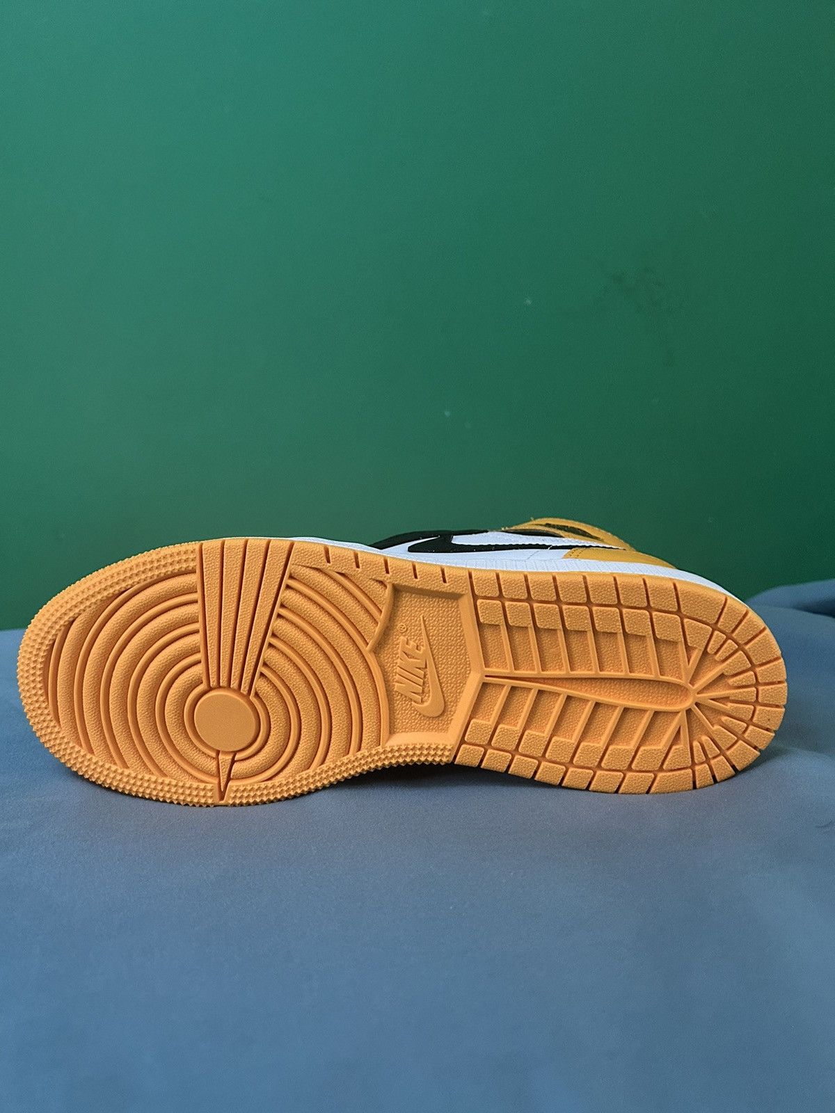 Jordan Brand Nike Air Jordan 1 High Taxi 2022 Size US 6 / EU 39 - 4 Thumbnail