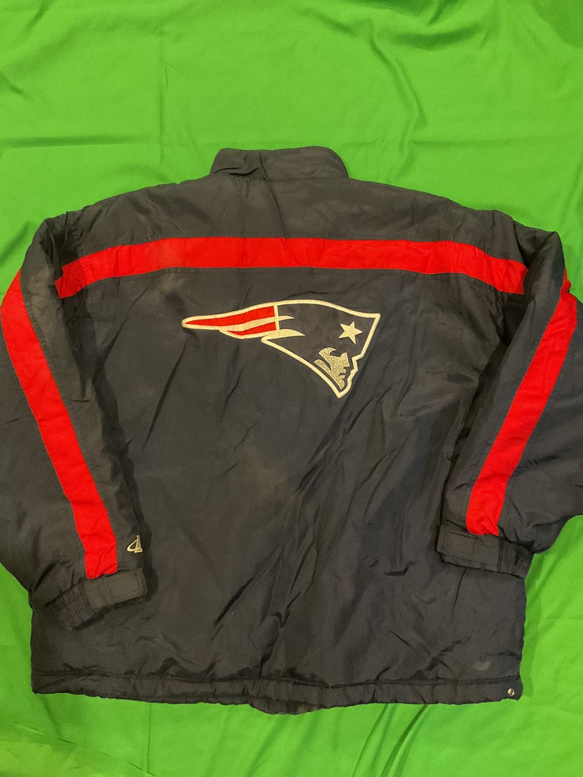 NFL × Vintage New England Patriots NFL puffer jacket in black and red Size US XL / EU 56 / 4 - 1 Thumbnail