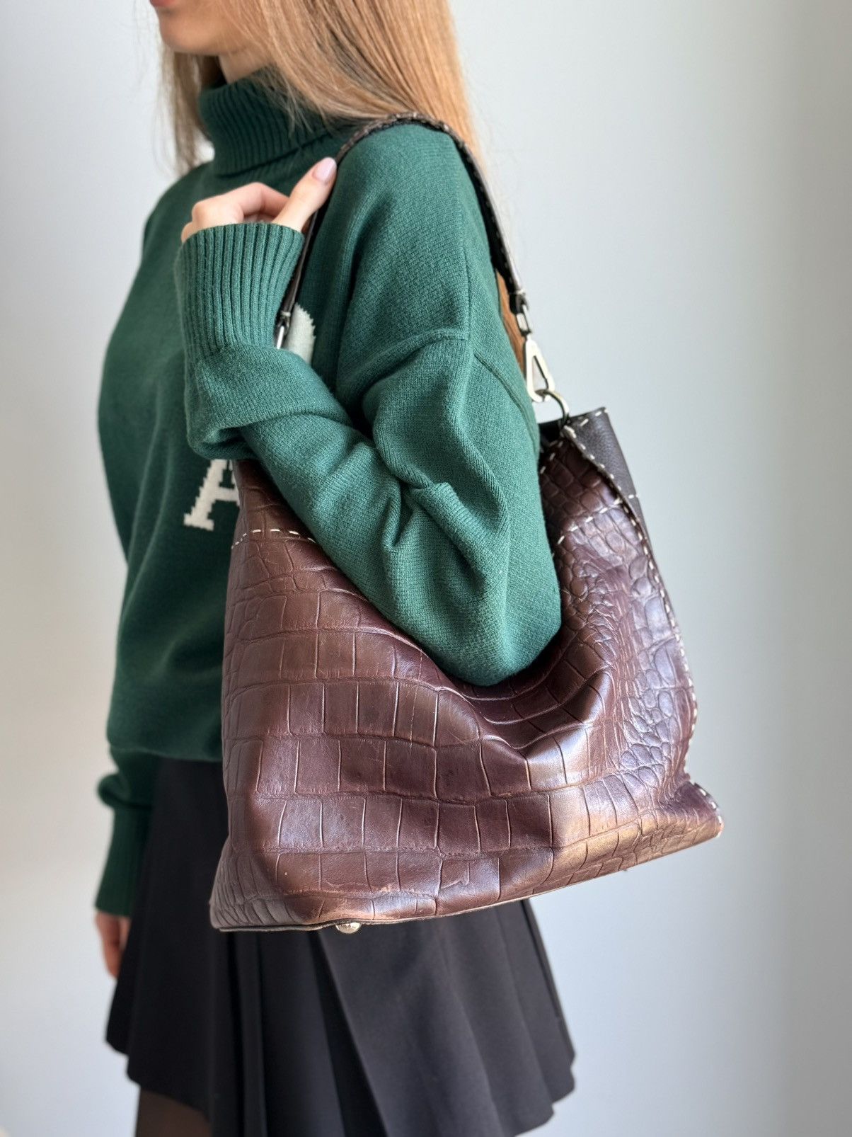 Fendi Fendi Roma Croc Style Leather Hobo Bag Deep Burgundy Black Size ONE SIZE - 1 Thumbnail
