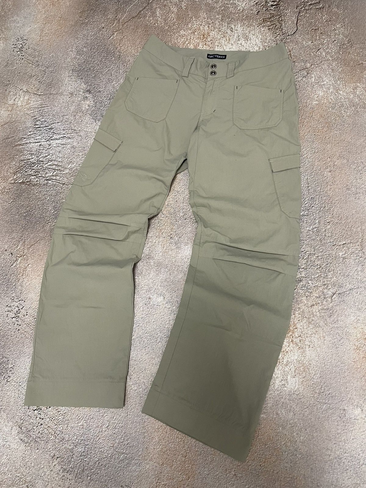 Arc'teryx Arc'teryx Small Logo Nylon Light Cargo Pants Size 28" / US 6 / IT 42 - 2 Thumbnail