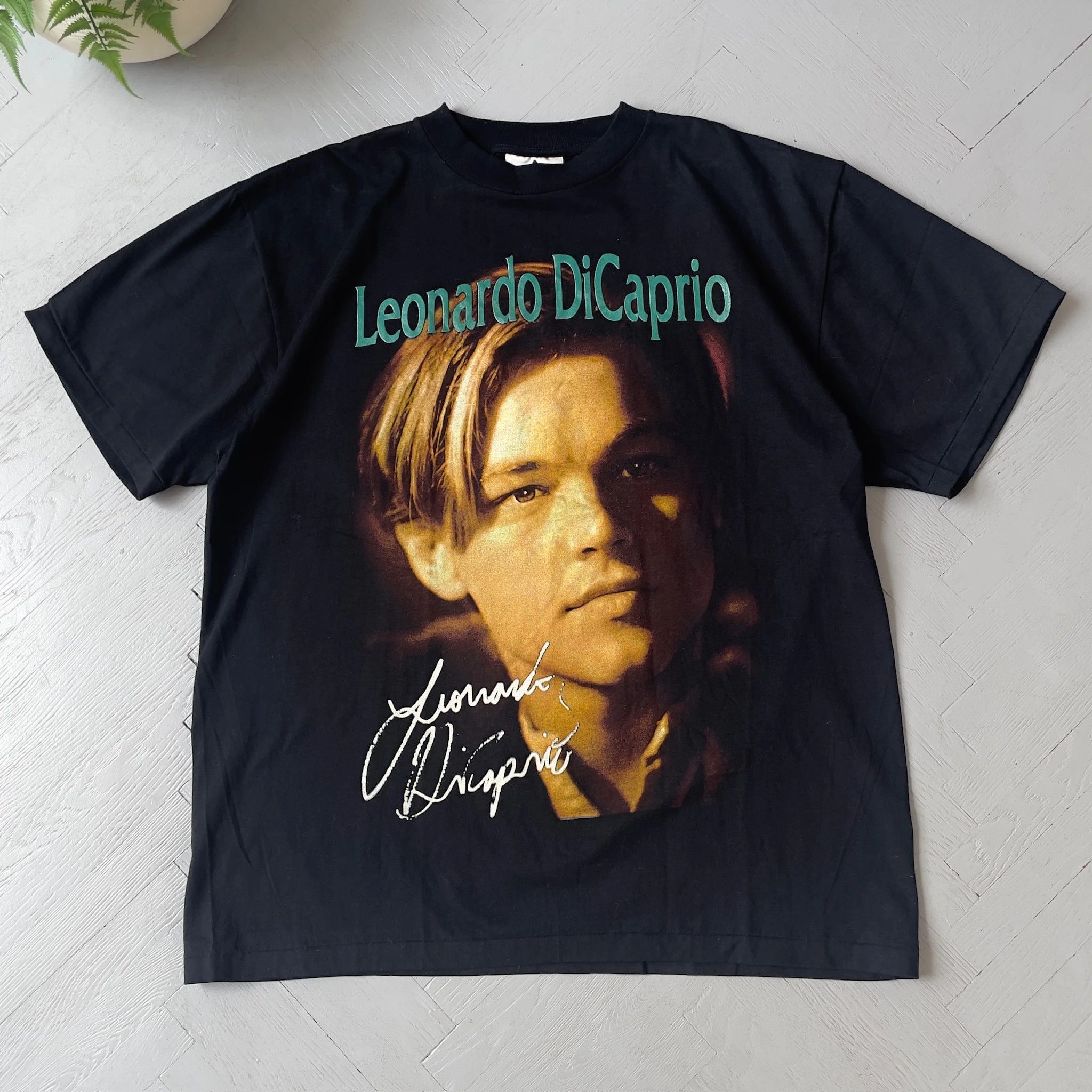 Vintage Vintage Titanic Leonardo Di Caprio Tee Shirt Size US L / EU 52-54 / 3 - 1 Thumbnail