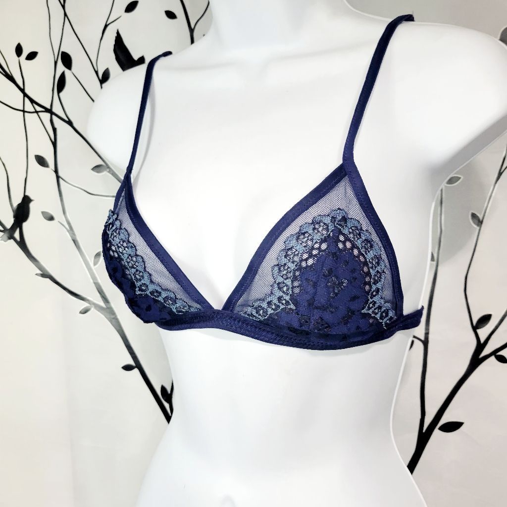 Victoria's Secret Victoria's Secret two-tone blue lace unlined bralette sz xs Size ONE SIZE - 1 Thumbnail