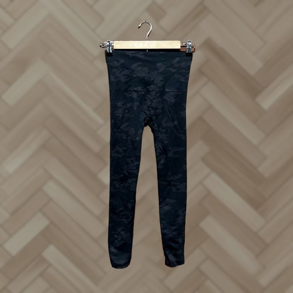 Spanx Spanx Womens Blue Camo Cropped Leggings Size Medium Size 32" / US 10 / IT 46 - 1 Thumbnail