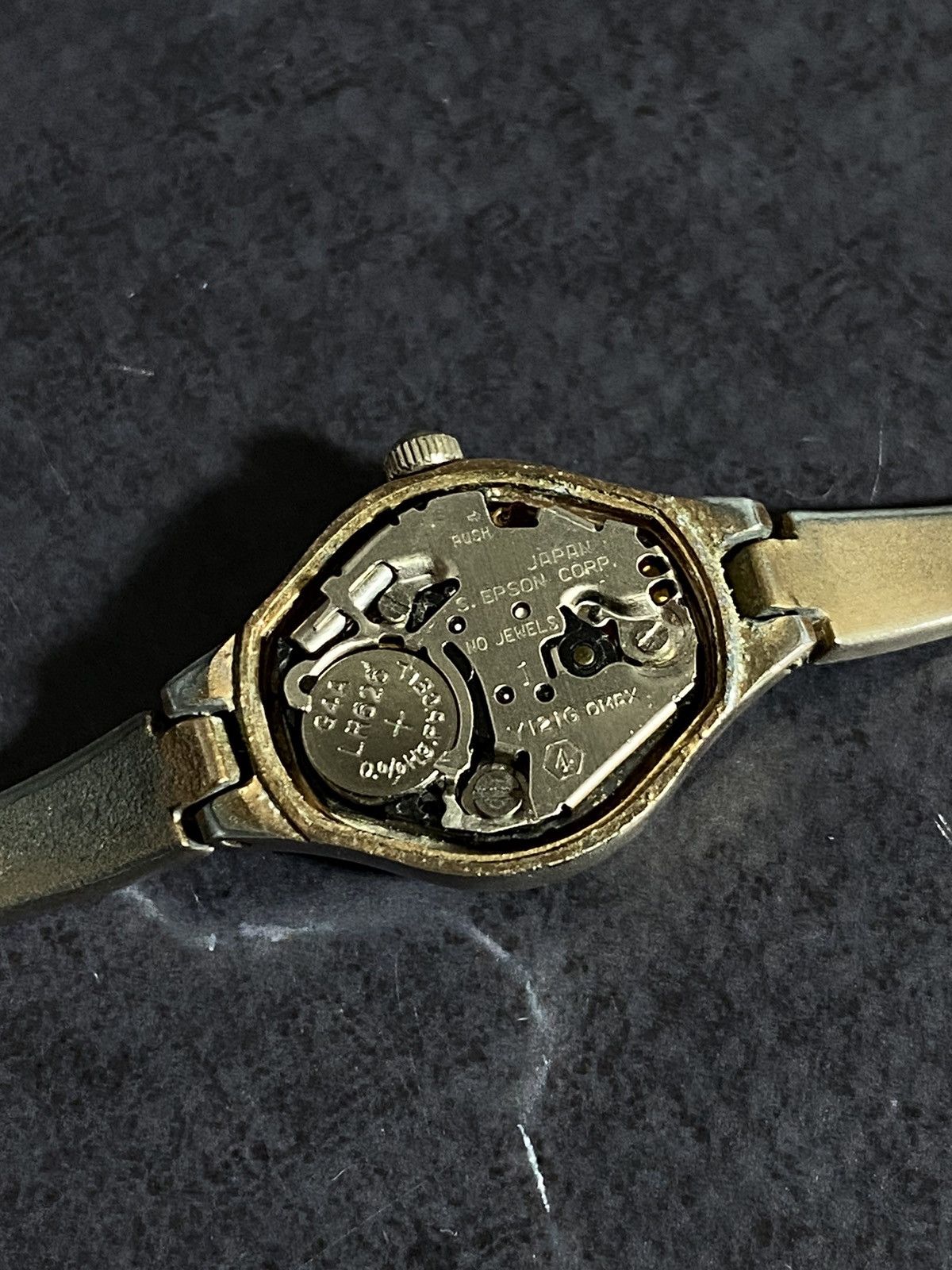 Vintage Vintage Omax Quartz Watch with Metal Bracelet Japanese Brand Size ONE SIZE - 10 Thumbnail