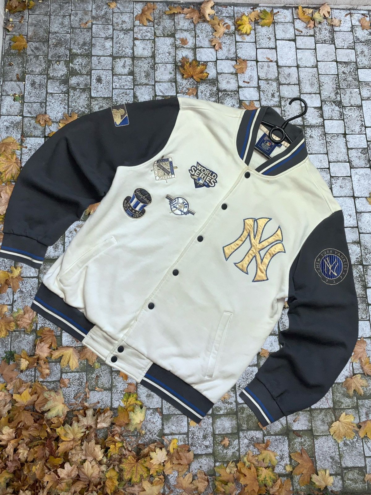 image of Majestic x New York Yankees Vintage Bomber Jacket New York Yankees Logo in White, Men's (Size XL)