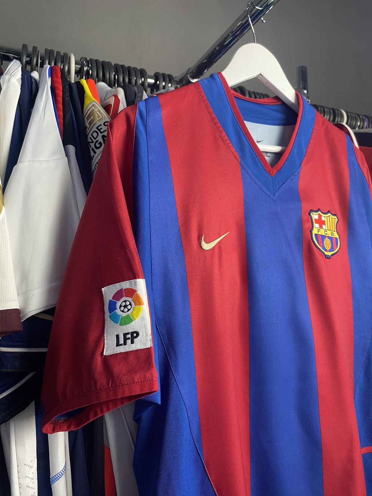 Nike 2002-03 NIKE BARCELONA #10 RONALDINHO HOME FOOTBALL SHIRT Size US M / EU 48-50 / 2 - 3 Thumbnail