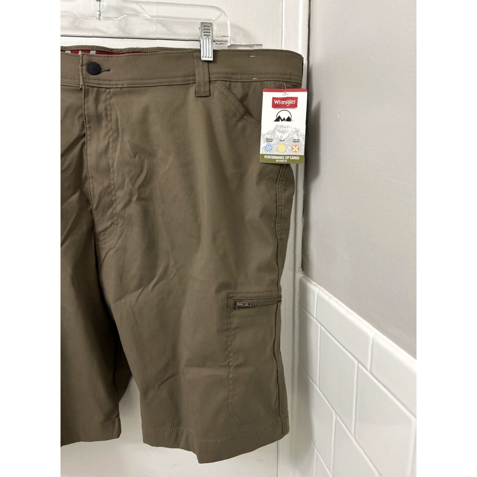Wrangler Wrangler Cargo Shorts Mens 44 Gray UPF 50 Relaxed Fit 10” Inseam Shirt? Size US 44 / EU 60 - 3 Thumbnail
