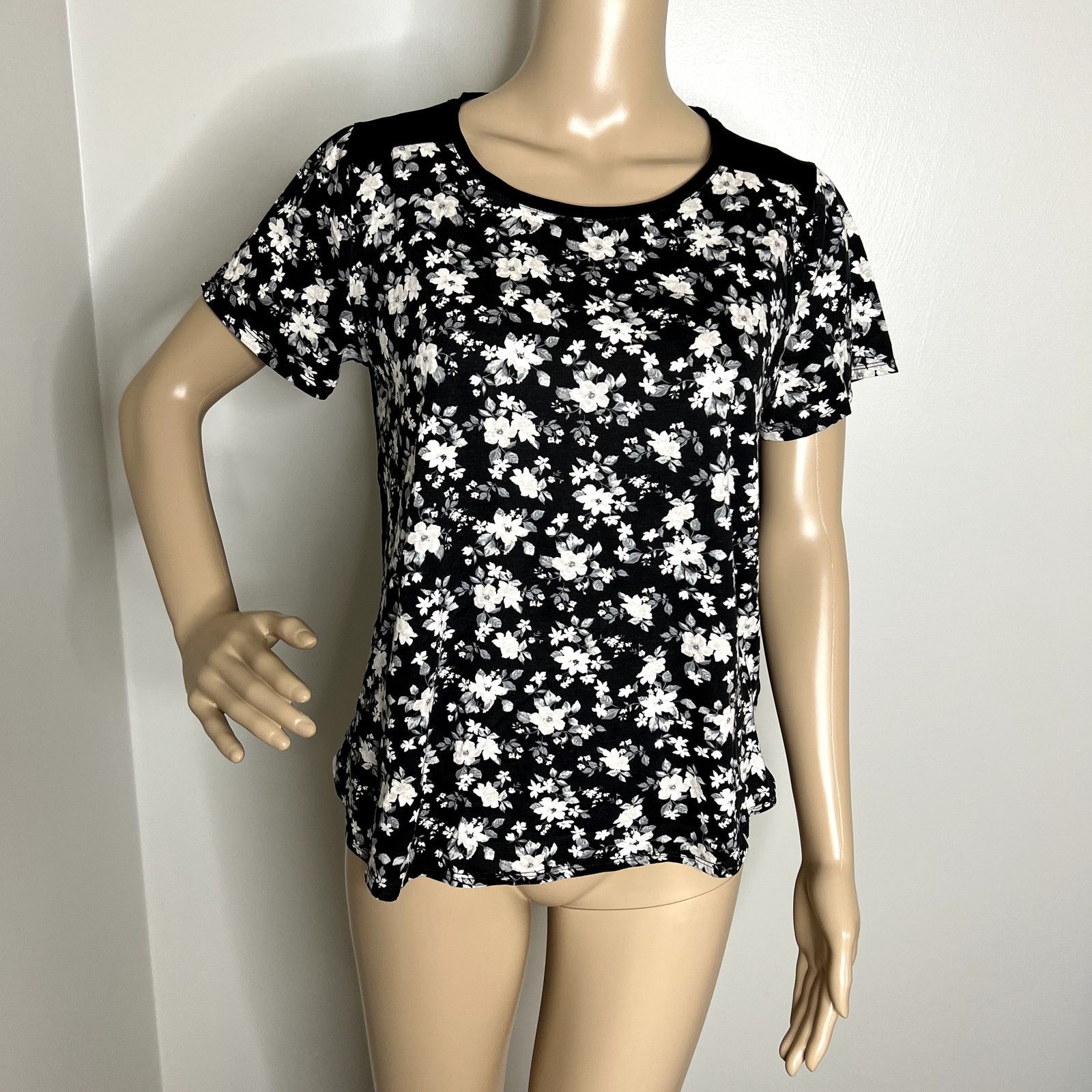 Old Navy Old Navy Black Floral Short Sleeve Top Size M / US 6-8 / IT 42-44 - 8 Thumbnail