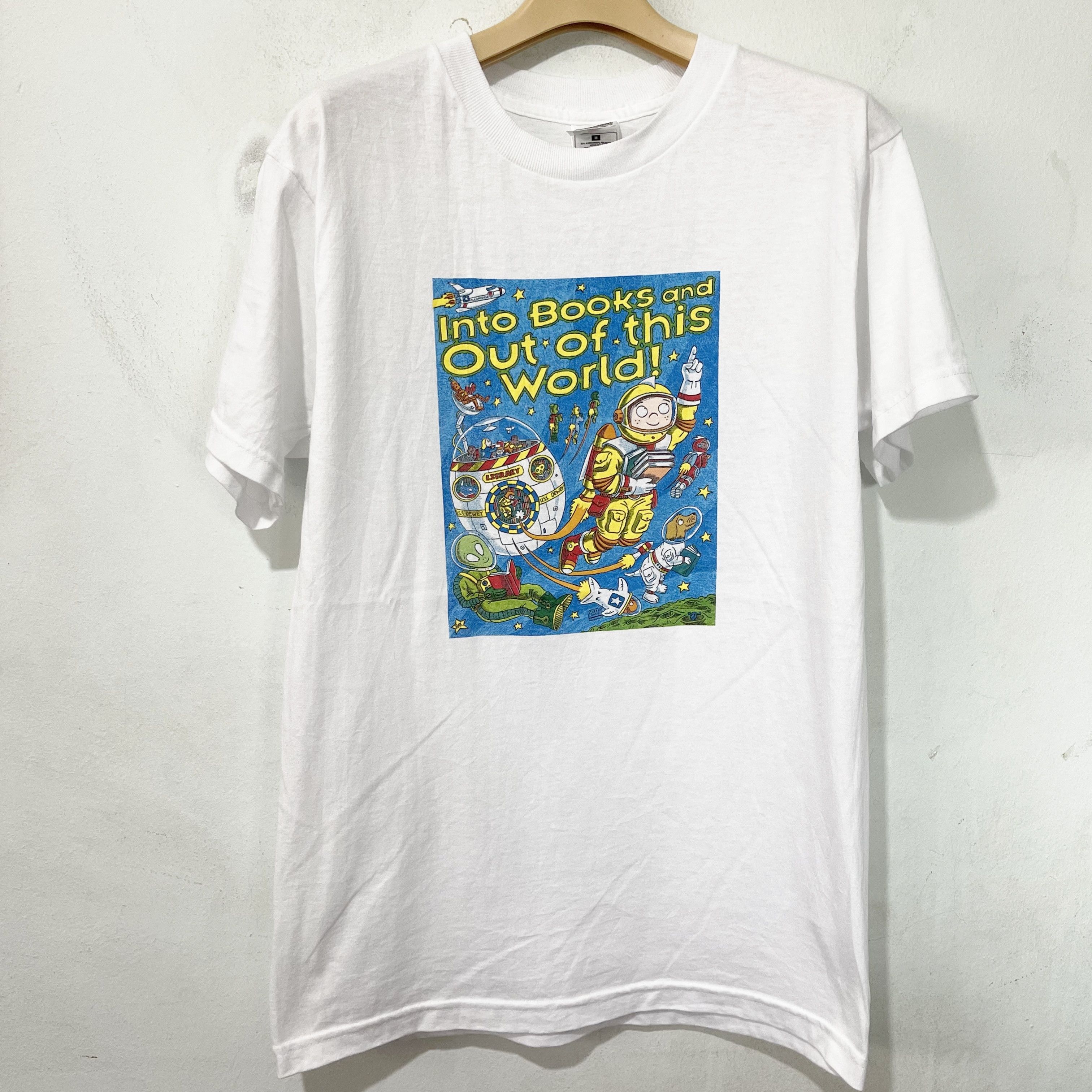 Vintage Vintage 90s Into Books Out of This World T-Shirt Size US M / EU 48-50 / 2 - 1 Thumbnail