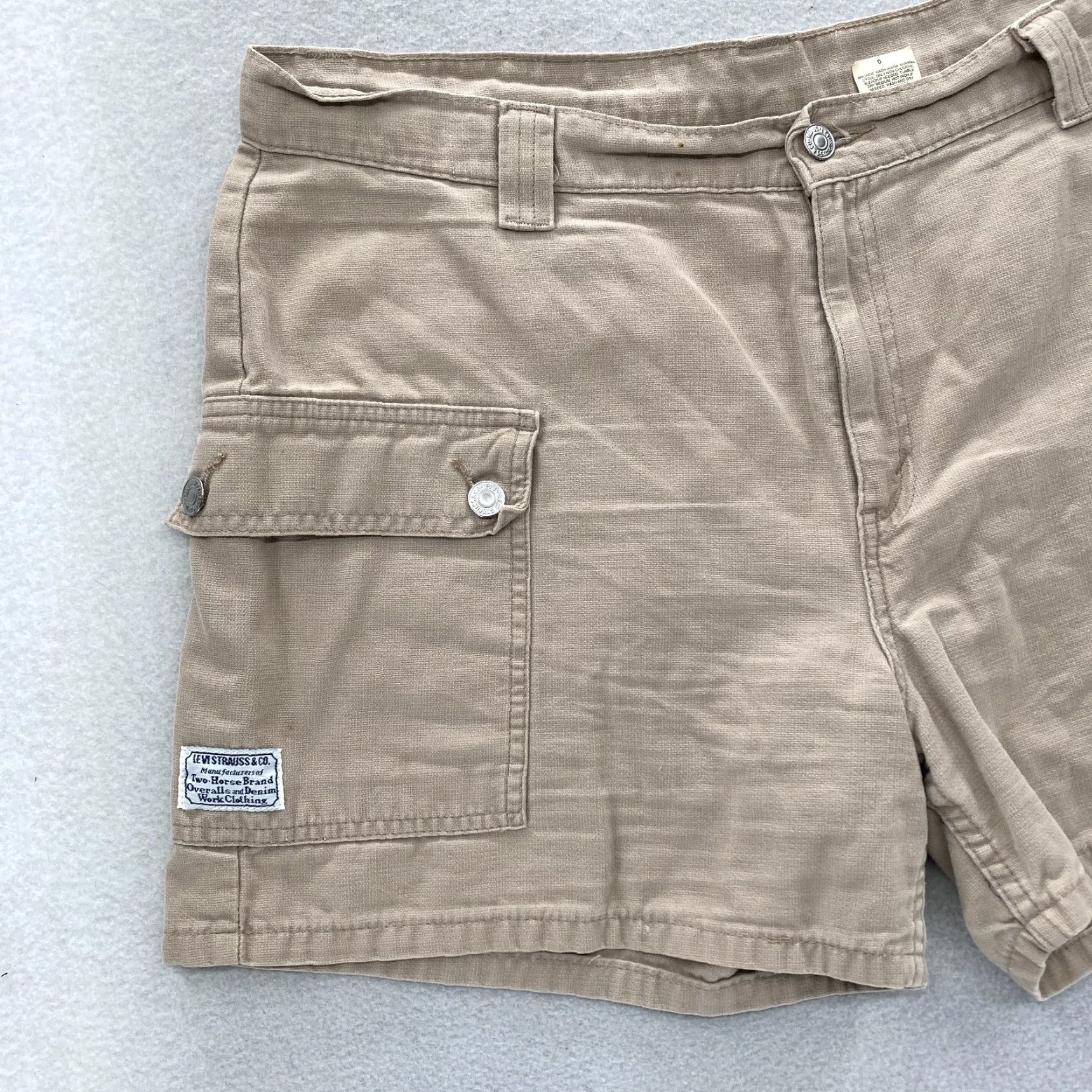 Levi's VINTAGE Levi's Cargo Shorts Women's 16 Khaki Canvas High Rise Workwear Size 38" / US 16 / IT 52 - 2 Thumbnail