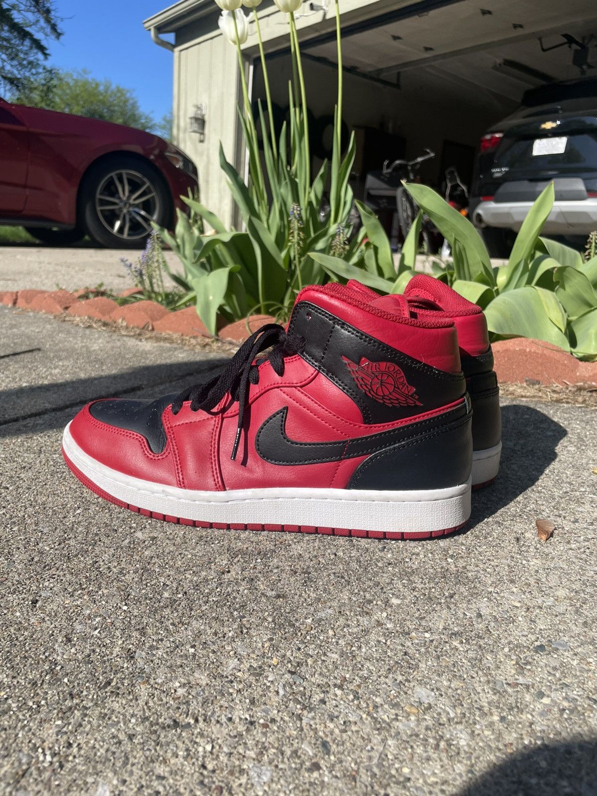 Jordan Brand × Nike Air Jordan 1 reverse bred mid Size US 9 / EU 42 - 2 Thumbnail