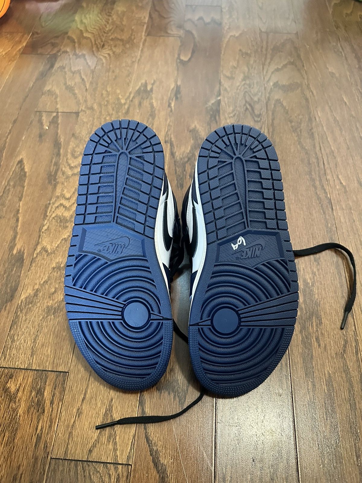 Jordan Brand Air Jordan 1 Retro OG Midnight Navy Size US 5 / EU 37 - 7 Thumbnail