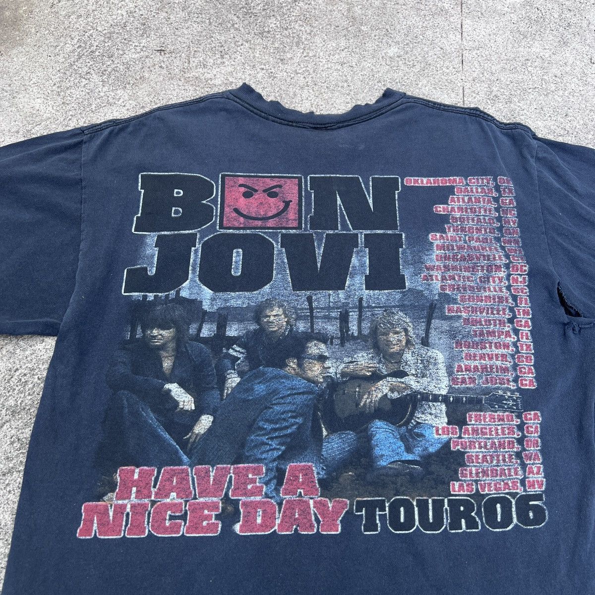 Band Tees Vintage Y2K Bon Jovi Tour Tee Distressed Thrashed Faded Size US L / EU 52-54 / 3 - 14 Thumbnail