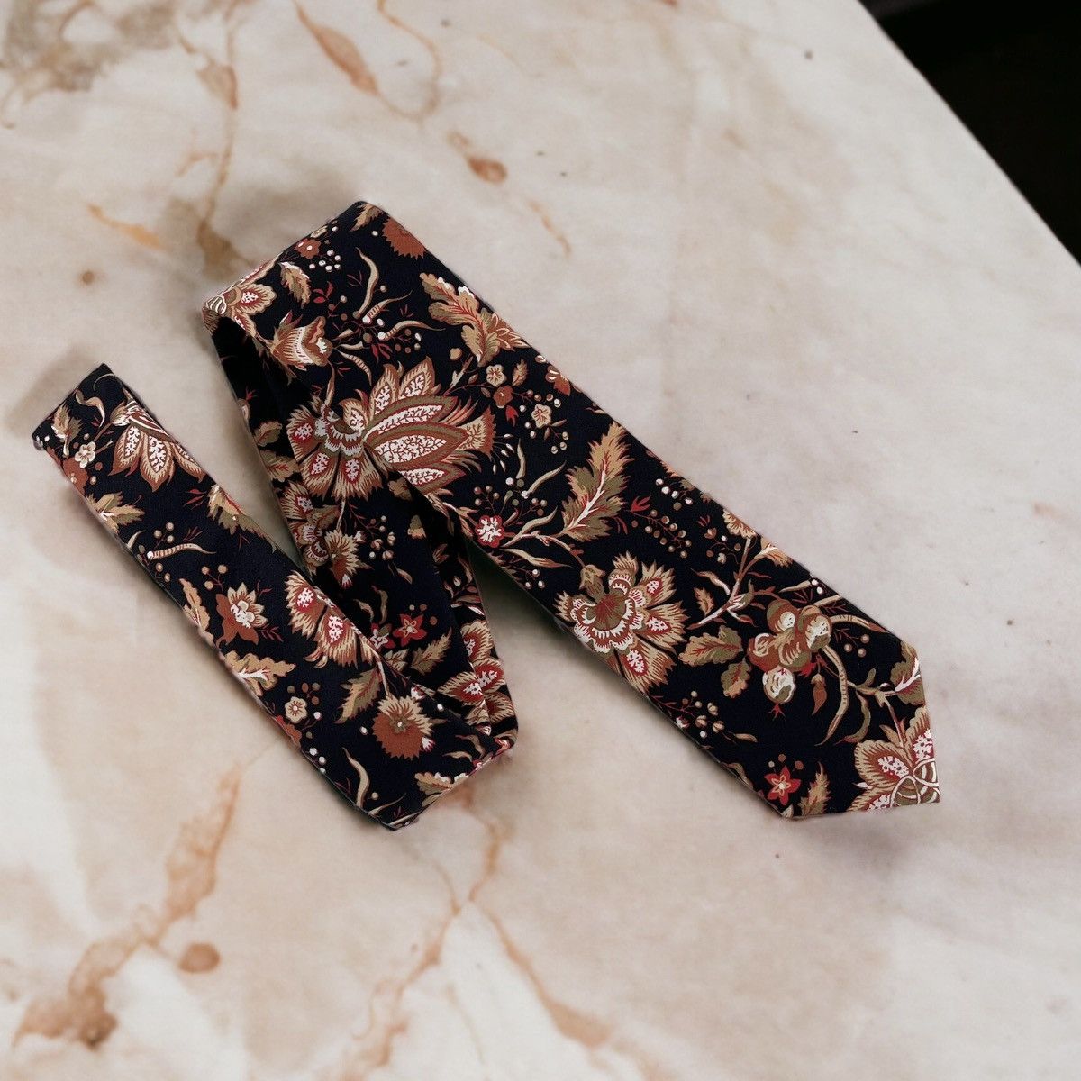 Other Men’s Black w/ Vermilion Oriental Floral Necktie Size ONE SIZE - 3 Thumbnail