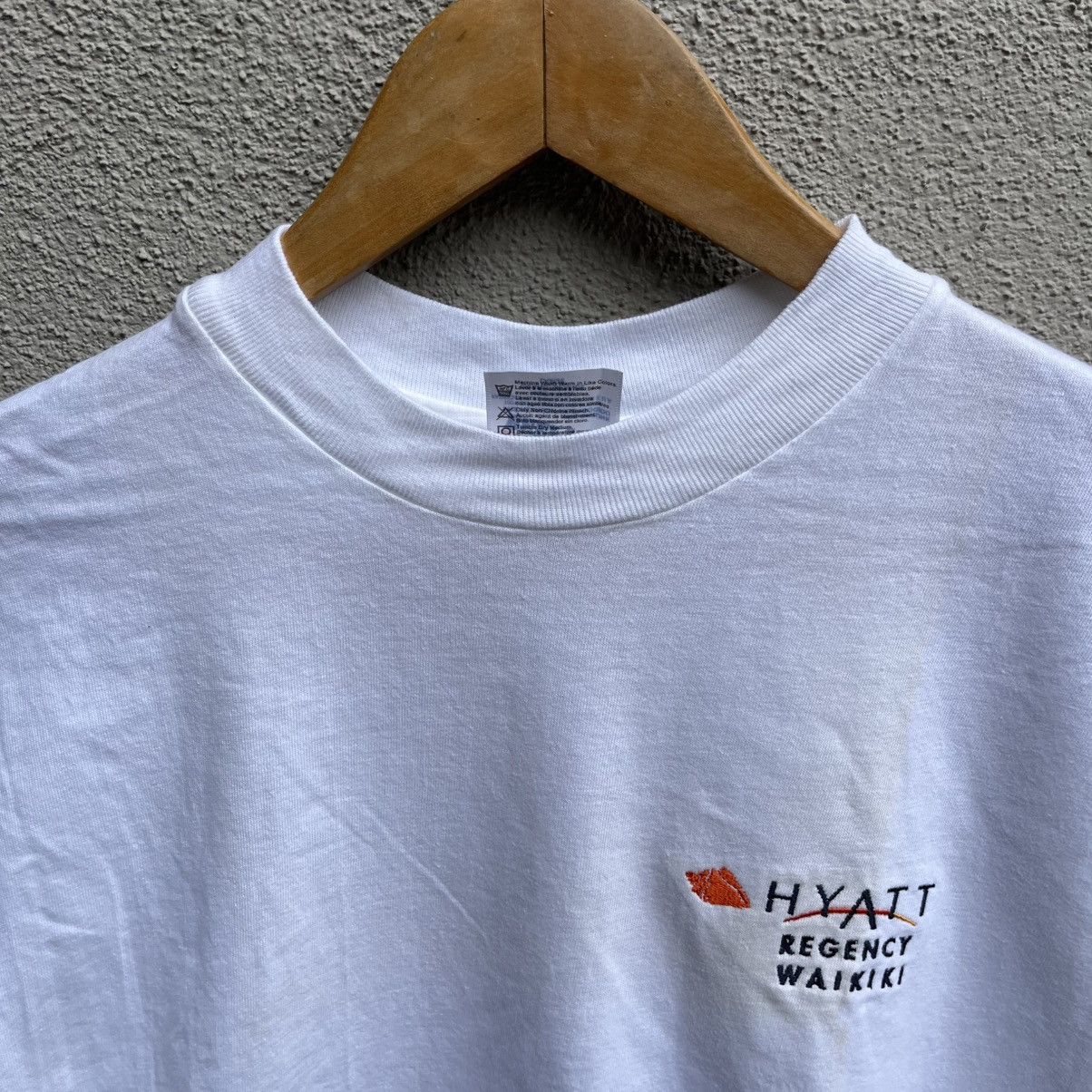 Vintage Vintage 90s HYATT Regency waikiki hawaii hotel graphic tee Size US L / EU 52-54 / 3 - 4 Thumbnail