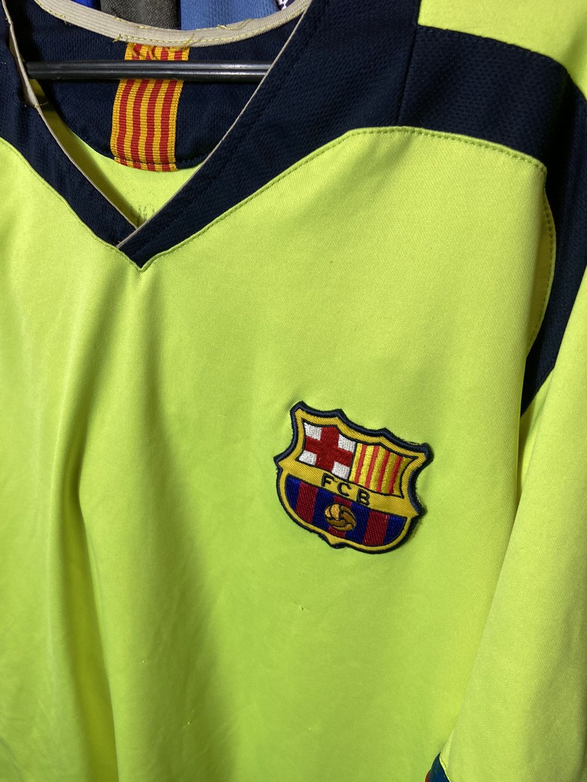 Vintage RONALDINHO #10 BARCELONA ADULT BLOCK CORE SOCCER JERSEY Size US L / EU 52-54 / 3 - 4 Thumbnail