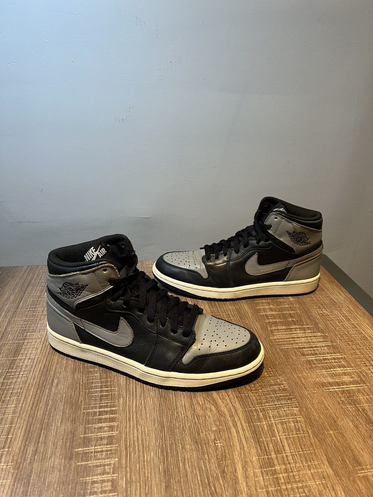 Jordan Brand Men's 2013 Nike Air Jordan 1 Retro High OG Shadow Size 9 Size US 9 / EU 42 - 2 Thumbnail