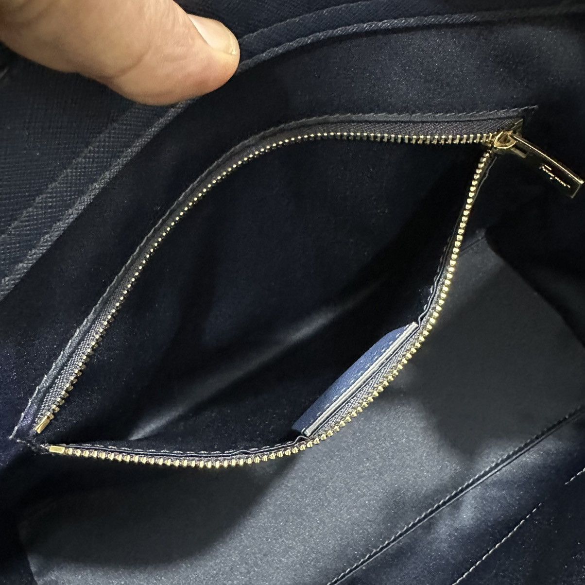 Salvatore Ferragamo Authentic SALVATORE FERRAGAMO Becky Saffiano Leather Handbag Size ONE SIZE - 13 Thumbnail