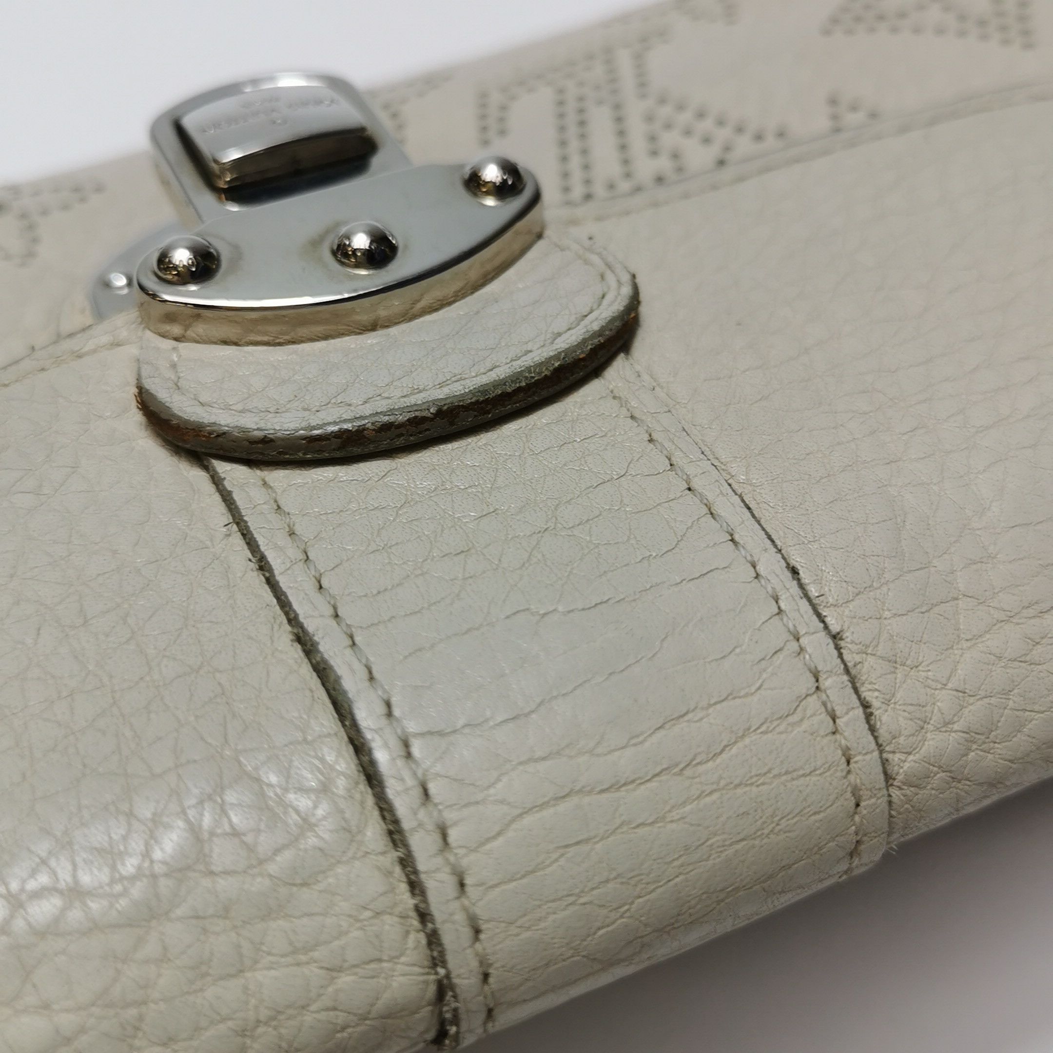 Louis Vuitton Louis Vuitton (LV) Mahina leather hollow monogram wallet -y Size ONE SIZE - 5 Thumbnail