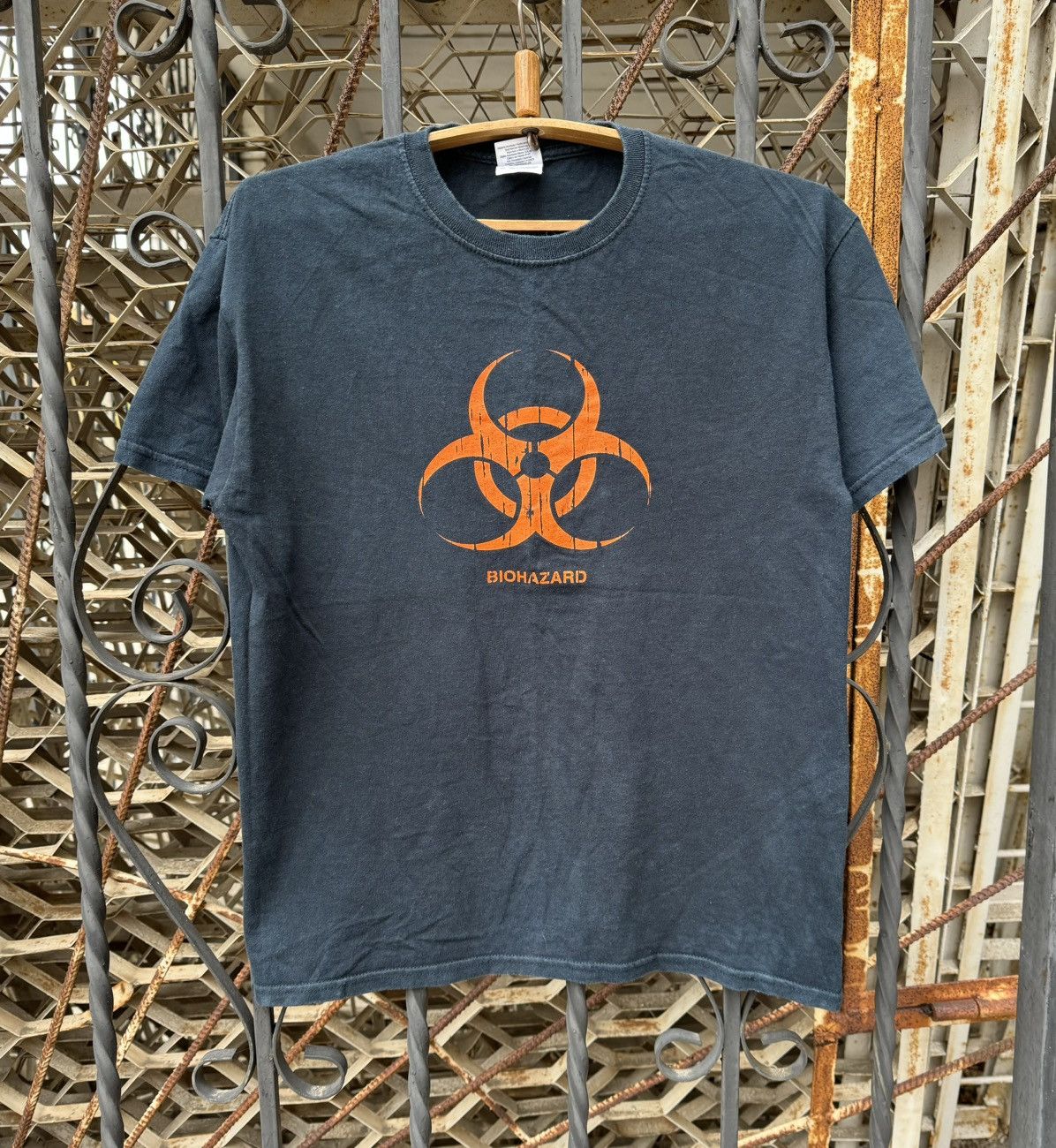 Band Tees × Vintage Vintage 2000s Biohazard Washed T Shirt Y2K Size US M / EU 48-50 / 2 - 1 Thumbnail