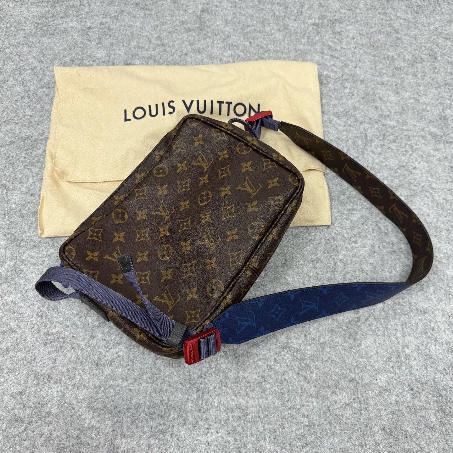 Louis Vuitton Louis Vuitton Monogram Canvas Messenger Bag Size 26 - 4 Thumbnail