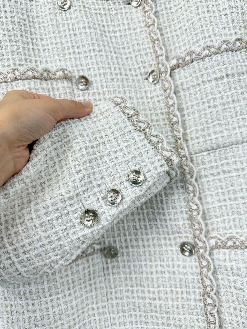 Chanel Chanel 25C white tweed four-pocket double-breasted jacket Size XS / US 0-2 / IT 36-38 - 3 Thumbnail