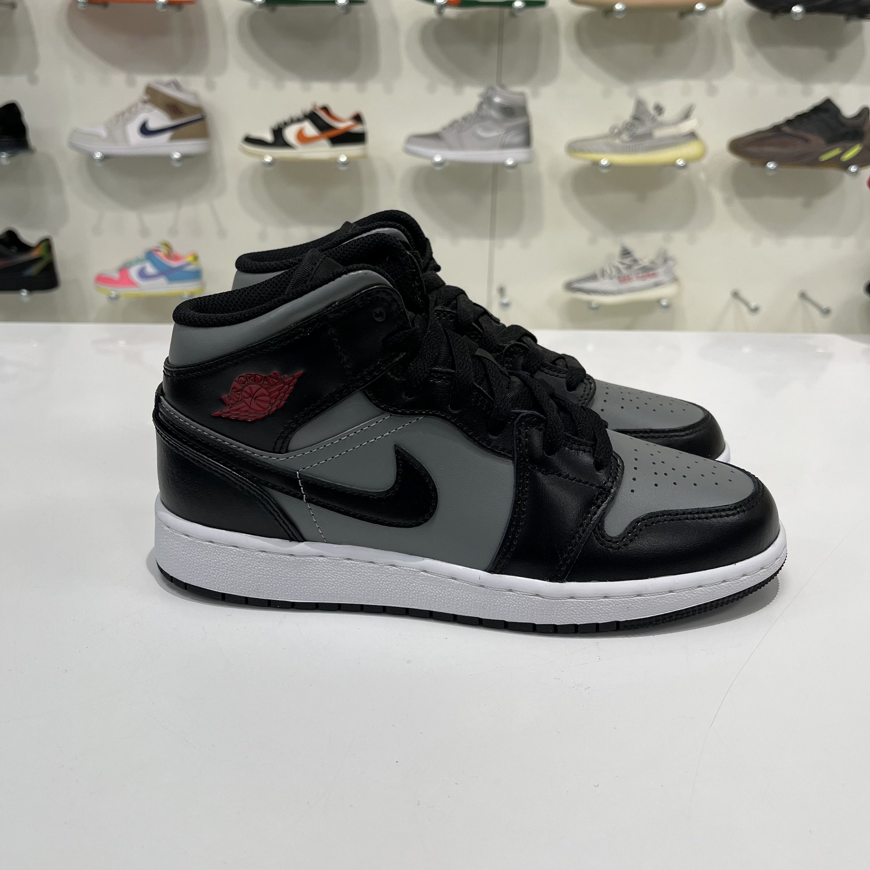 Nike Air Jordan 1 Mid Shodow Red (GS) Size US 5 / EU 37 - 4 Thumbnail